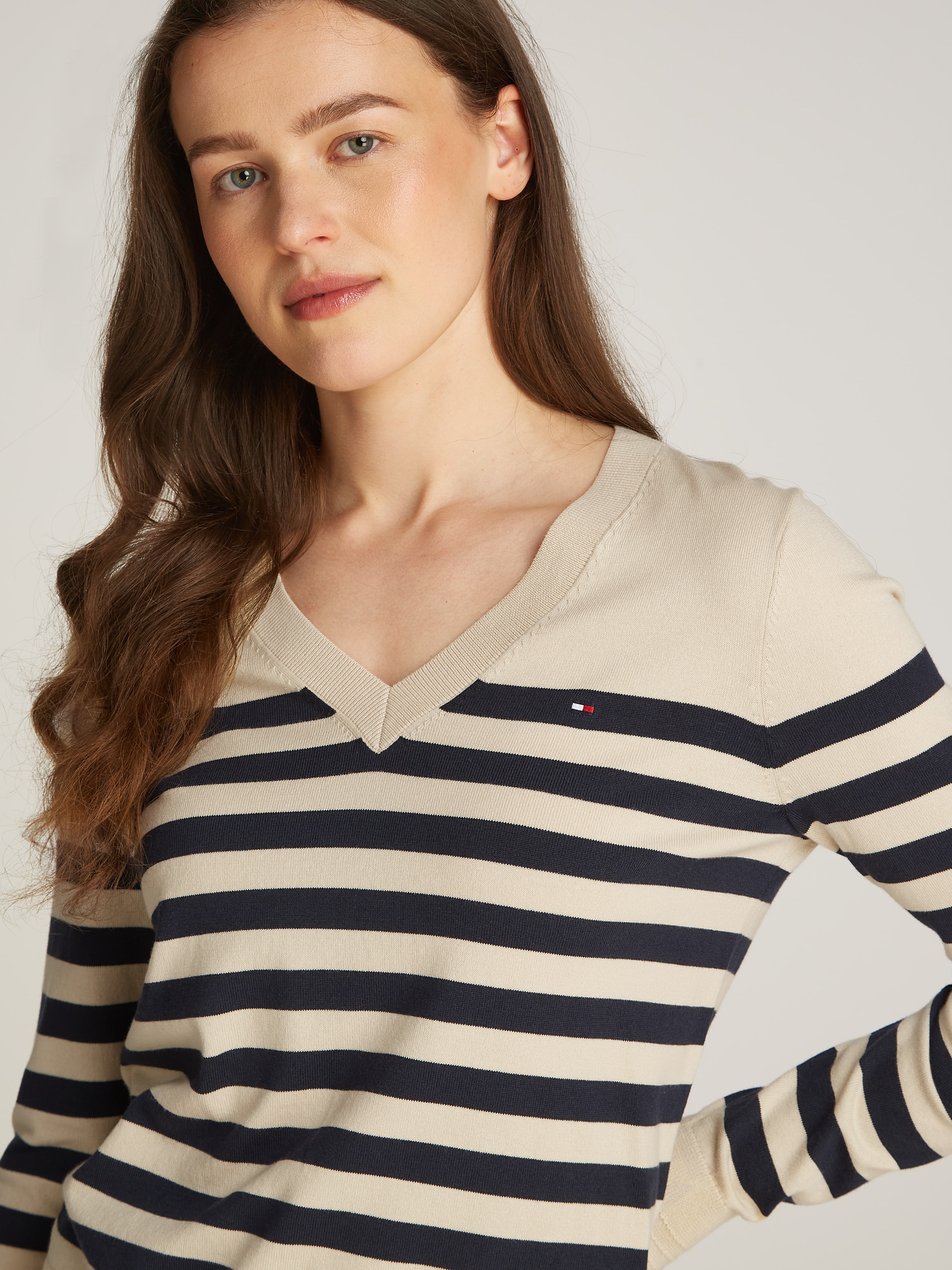 Tommy Hilfiger V-Ausschnitt-Pullover, mit Logo-Stickerei
