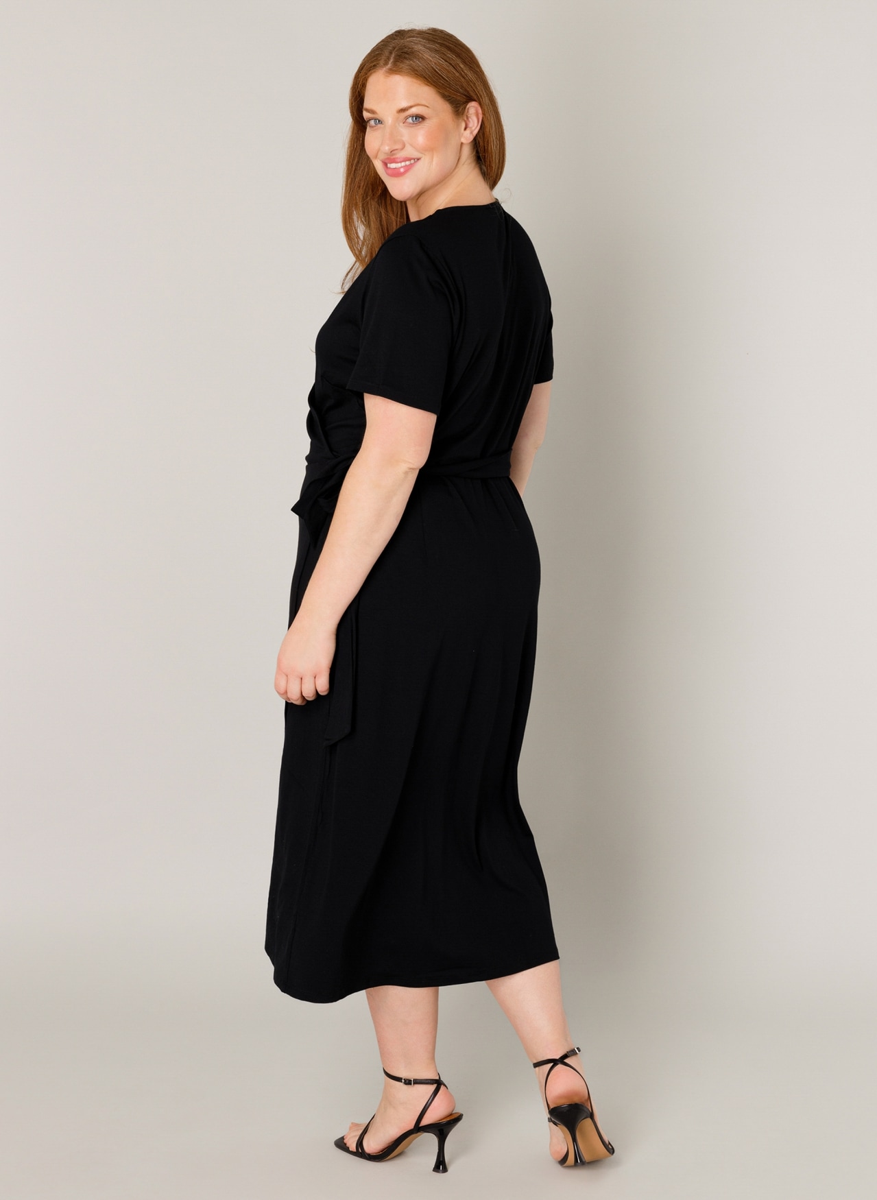 Base Level Curvy Wickelkleid »Abbie«, Weich fliessende Viskose-Mischqualität
