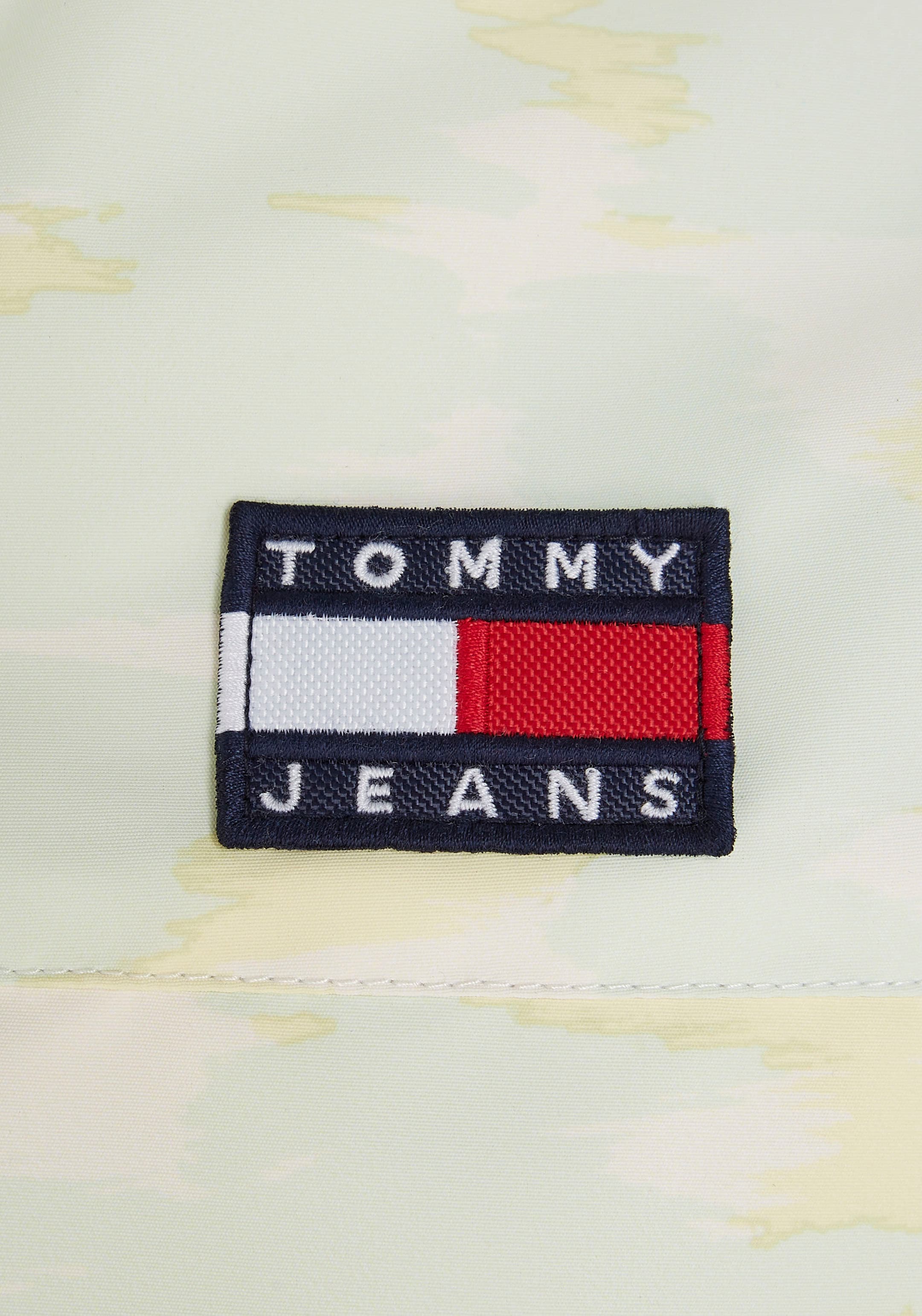 Tommy Jeans Windbreaker »TJM CAMO CHICAGO WINDBREAKER«, mit Kapuze, im gemusterten Design