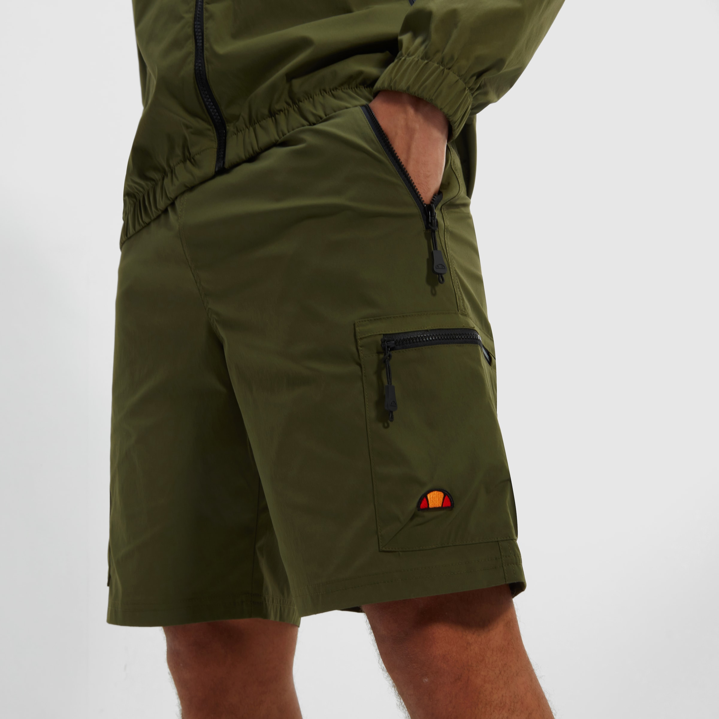 Ellesse Cargoshorts »BULLSEYE CARGO SHORT«, (1 tlg.), mit vielen Reissverschlusstaschen