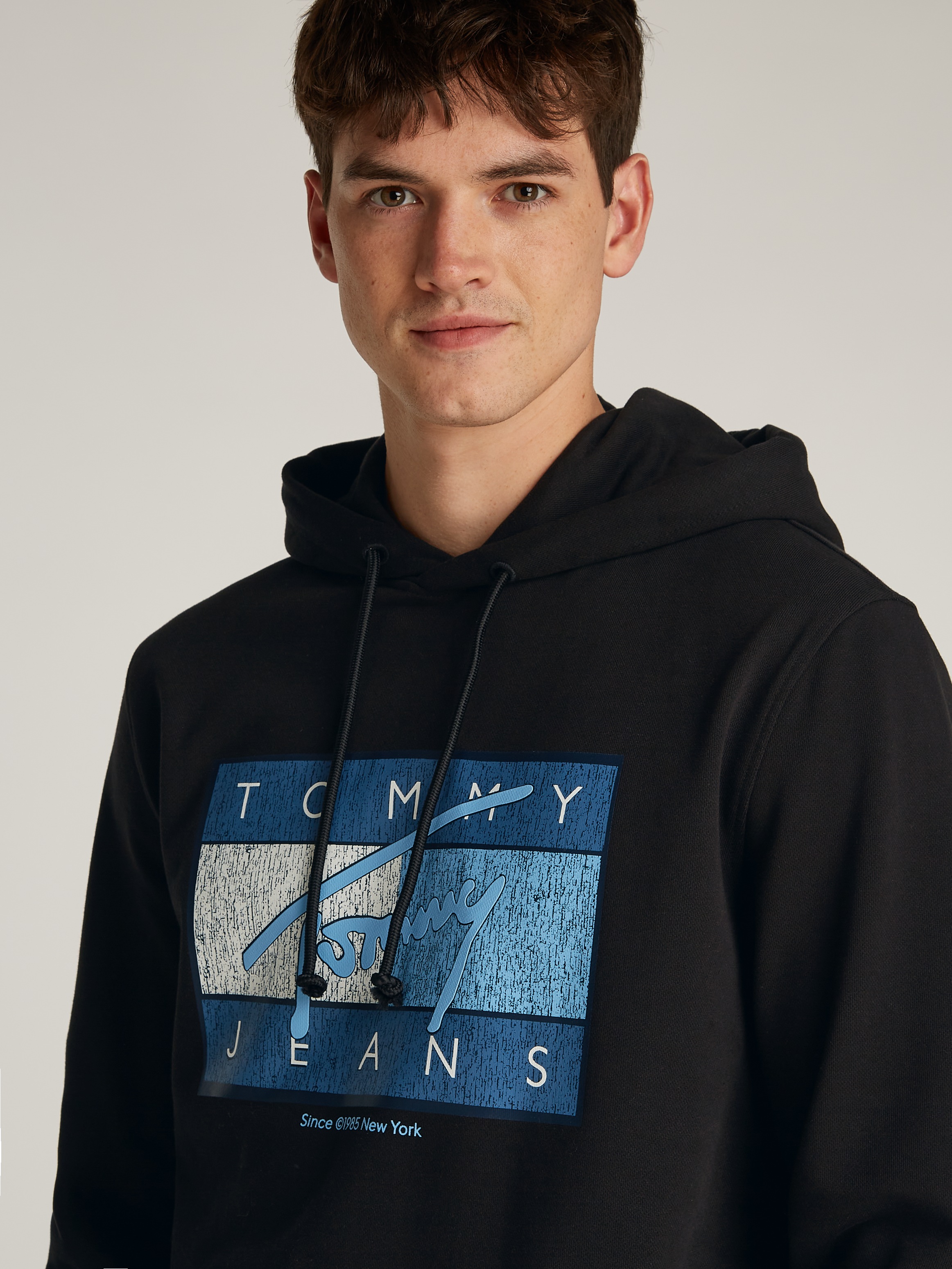 Tommy Jeans Hoodie »TJM REG DNA FLAG TWIST HOOD EXT«, mit grossem Logo