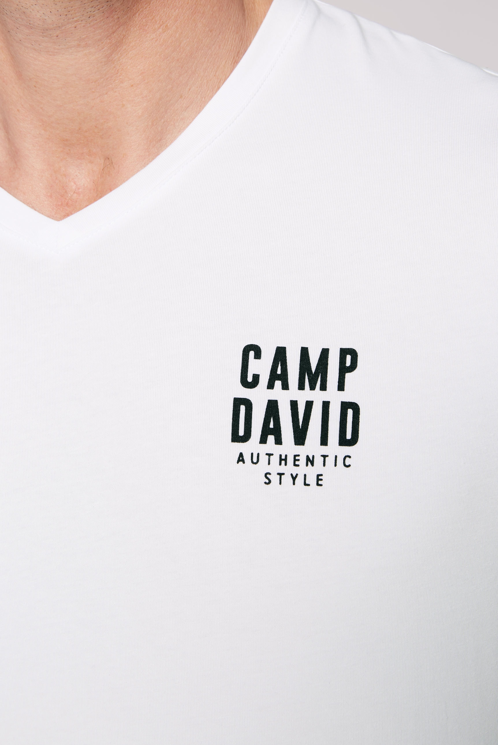 CAMP DAVID V-Shirt, mit Logo-Print auf der Brust