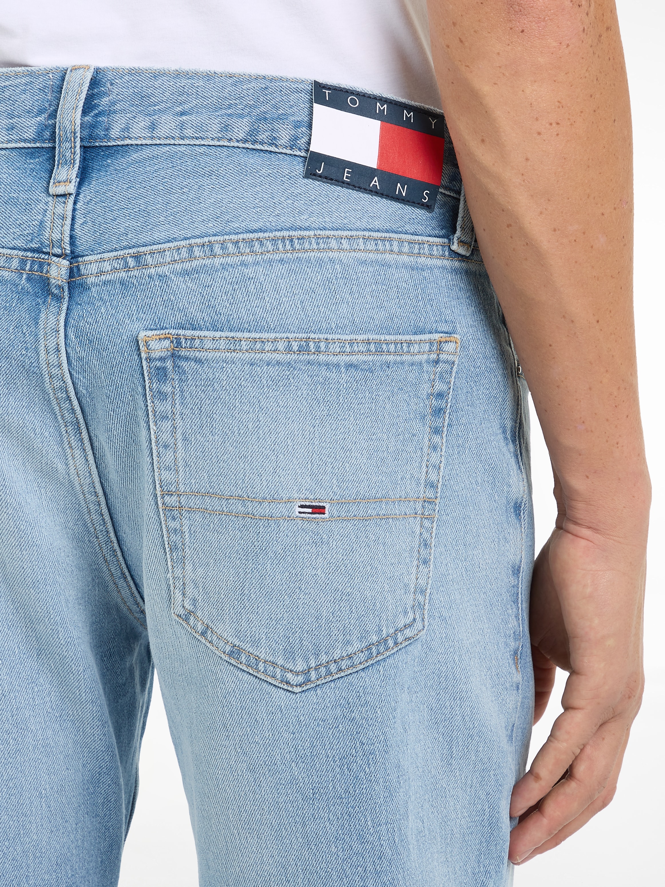 Tommy Jeans Regular-fit-Jeans »RYAN RGLR STRGHT«, mit Logoprägung