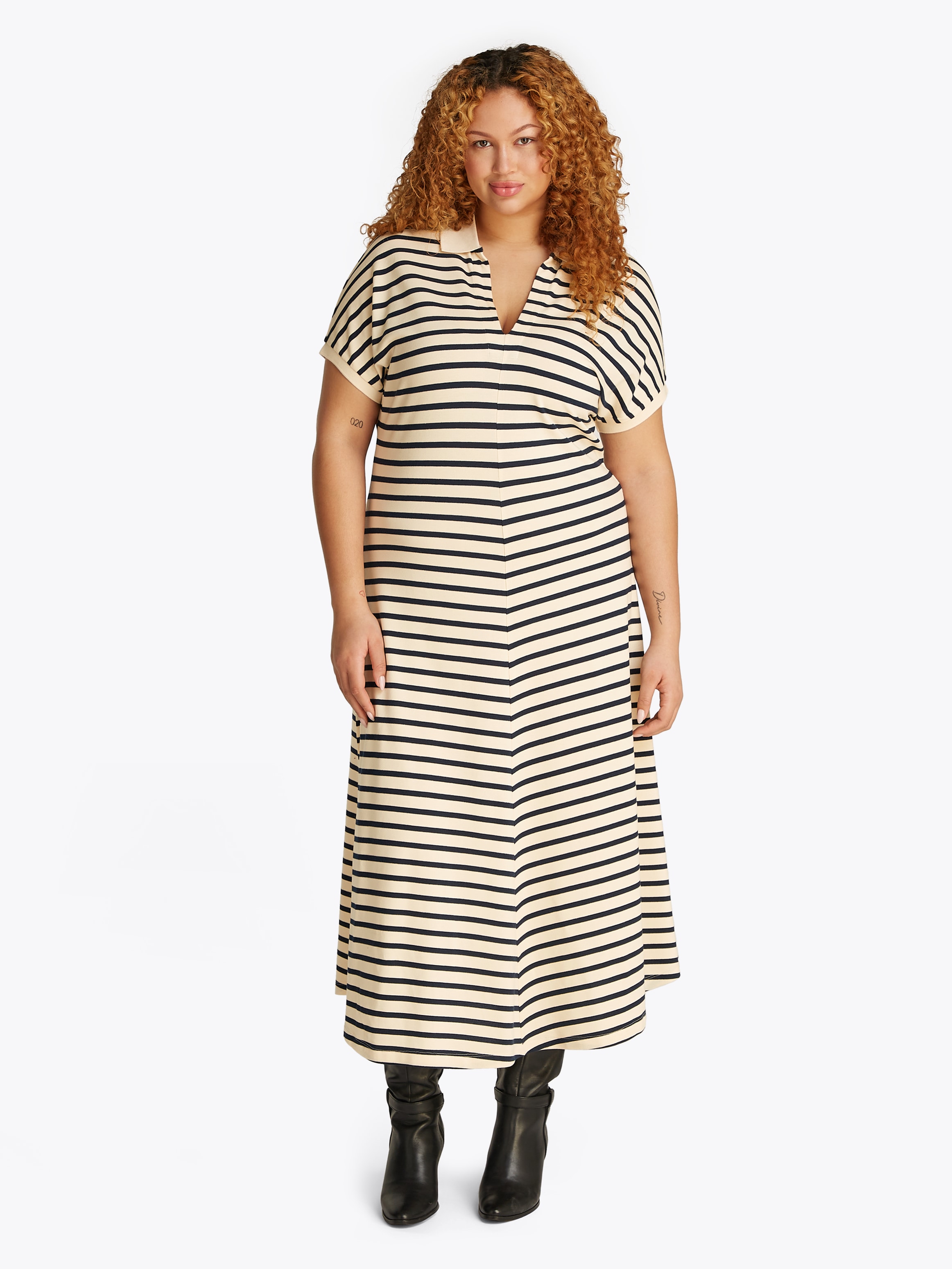 Tommy Hilfiger Curve Midikleid »CRV LYOCELL OPEN-NK MIDI DRESS«, in Grossen Grössen, Logostickerei, V-Ausschnitt