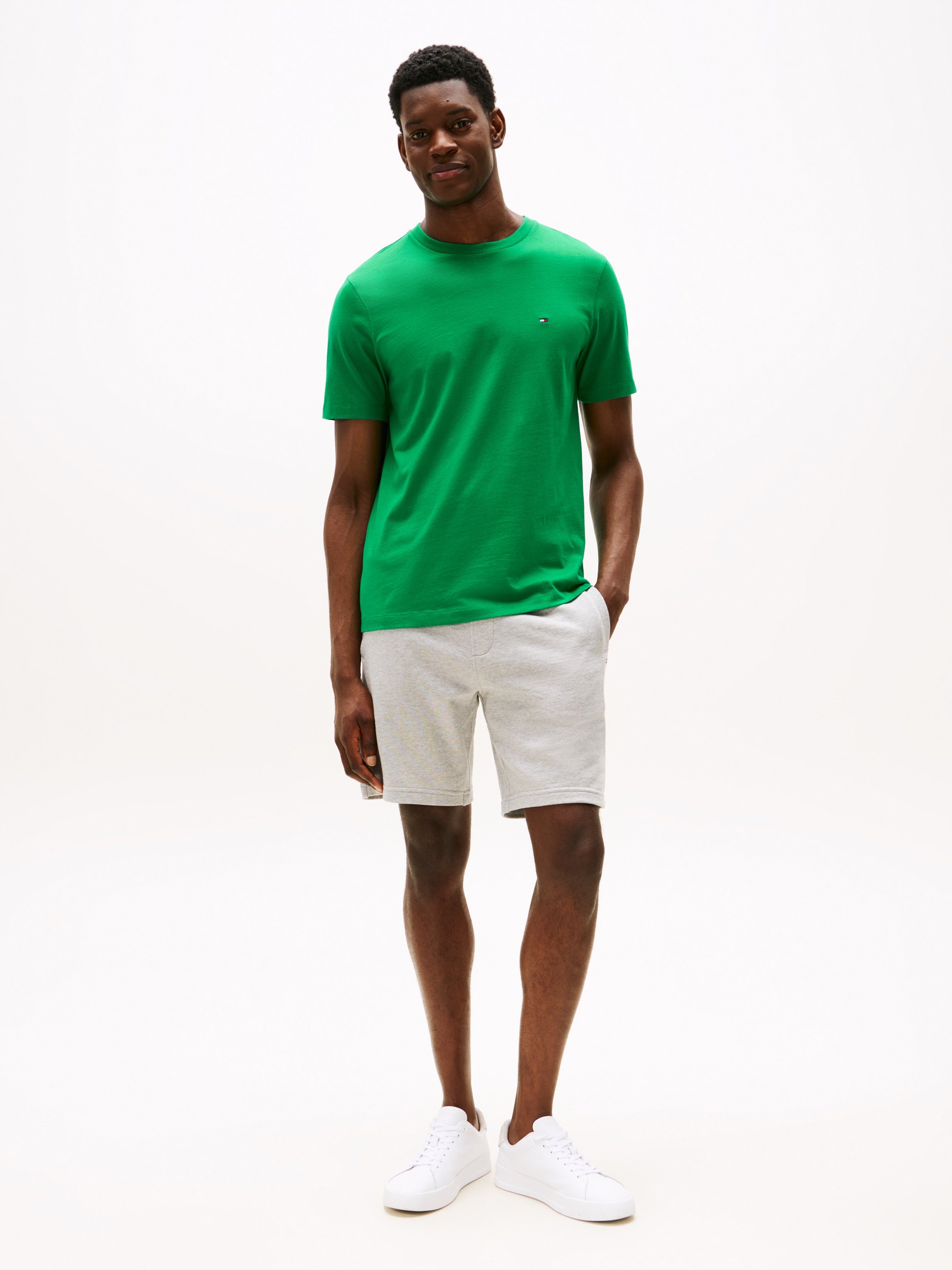 Tommy Hilfiger T-Shirt »ESSENTIAL REG FIT SOLID TEE mit Stickerei und Rundhals«, unifarben, casual, regular fit, Baumwolle, Rundhals