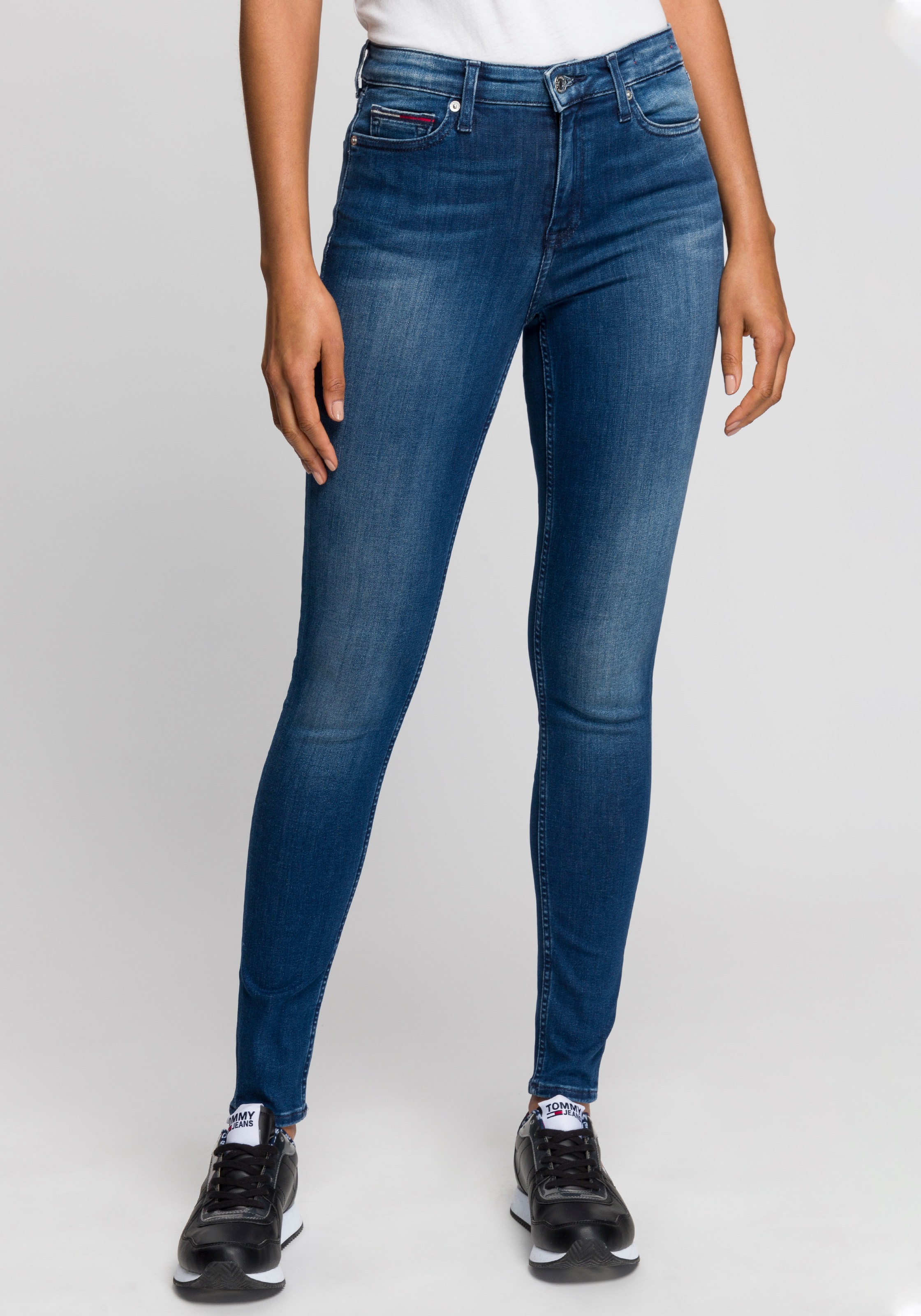 Tommy Jeans Skinny-fit-Jeans »Nora Mid Rise Skinny Fit« mit Tommy Jeans Logo-Badge & Stickereien