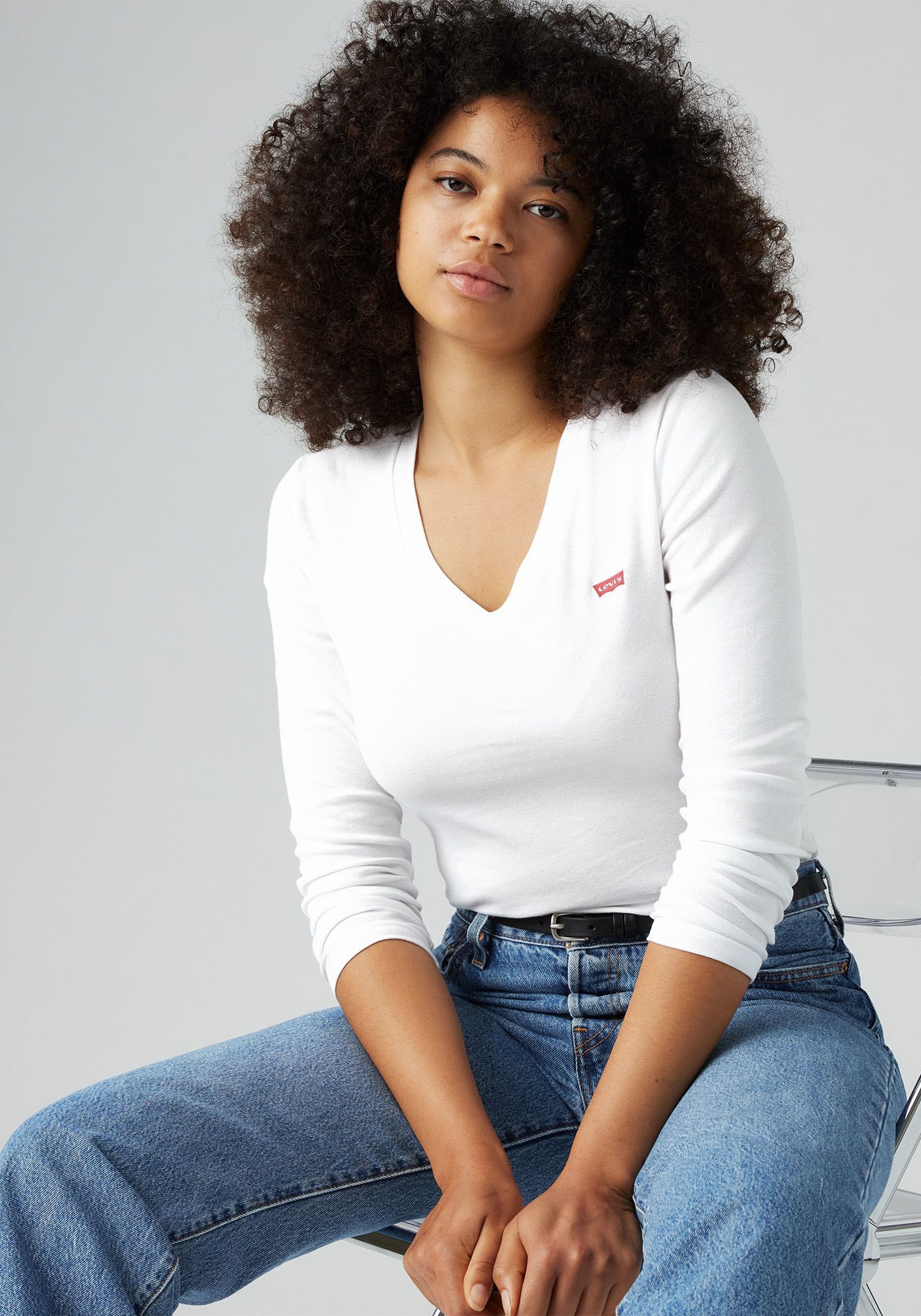 Levi's® Langarmshirt »ESSENTIAL HM LS VNECK«, mit Logo Stickerei