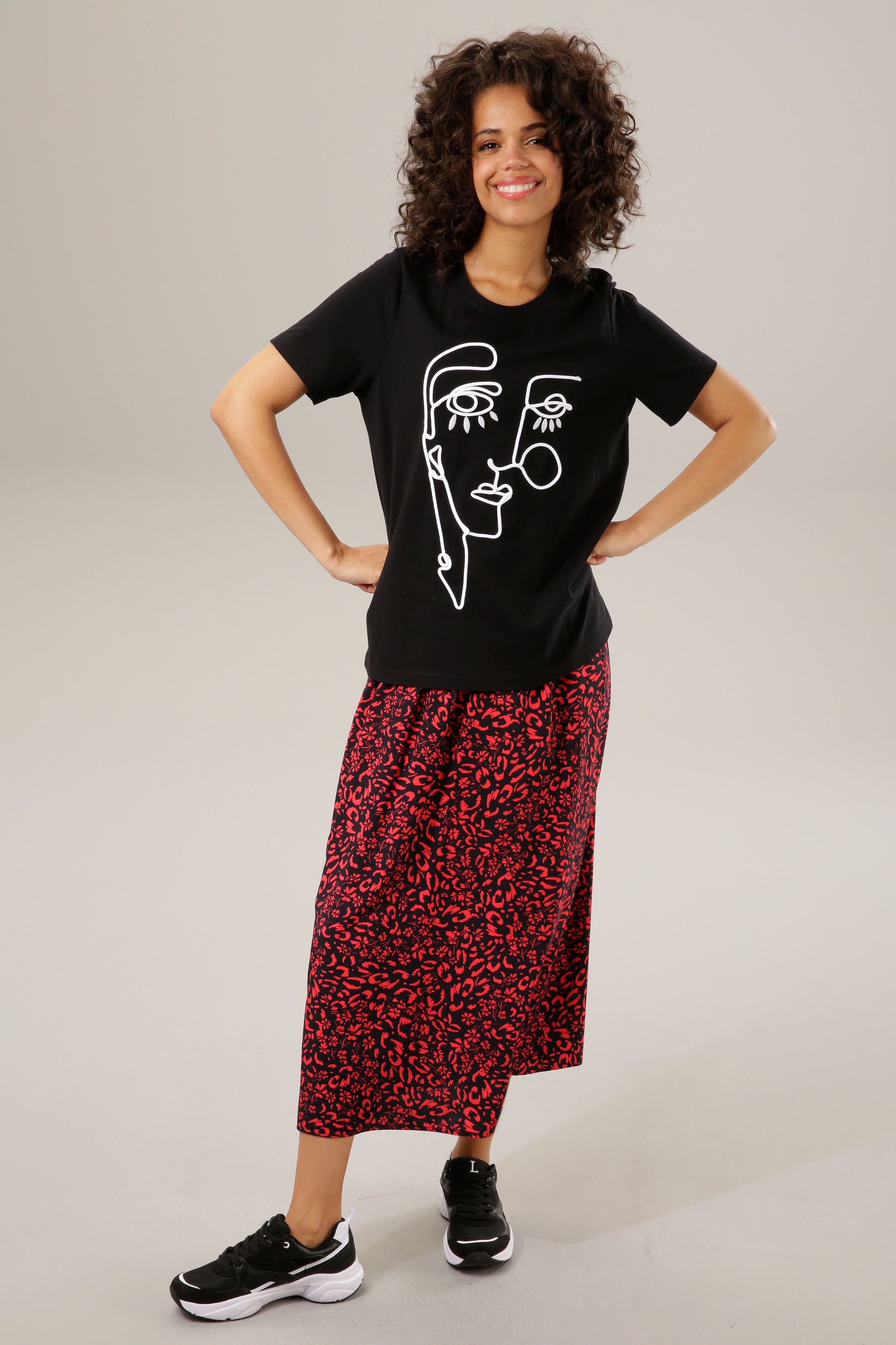 CASUAL kunstvollem T-Shirt, online Aniston shoppen Stickerei und | mit aus Jelmoli-Versand Kordel Kopf