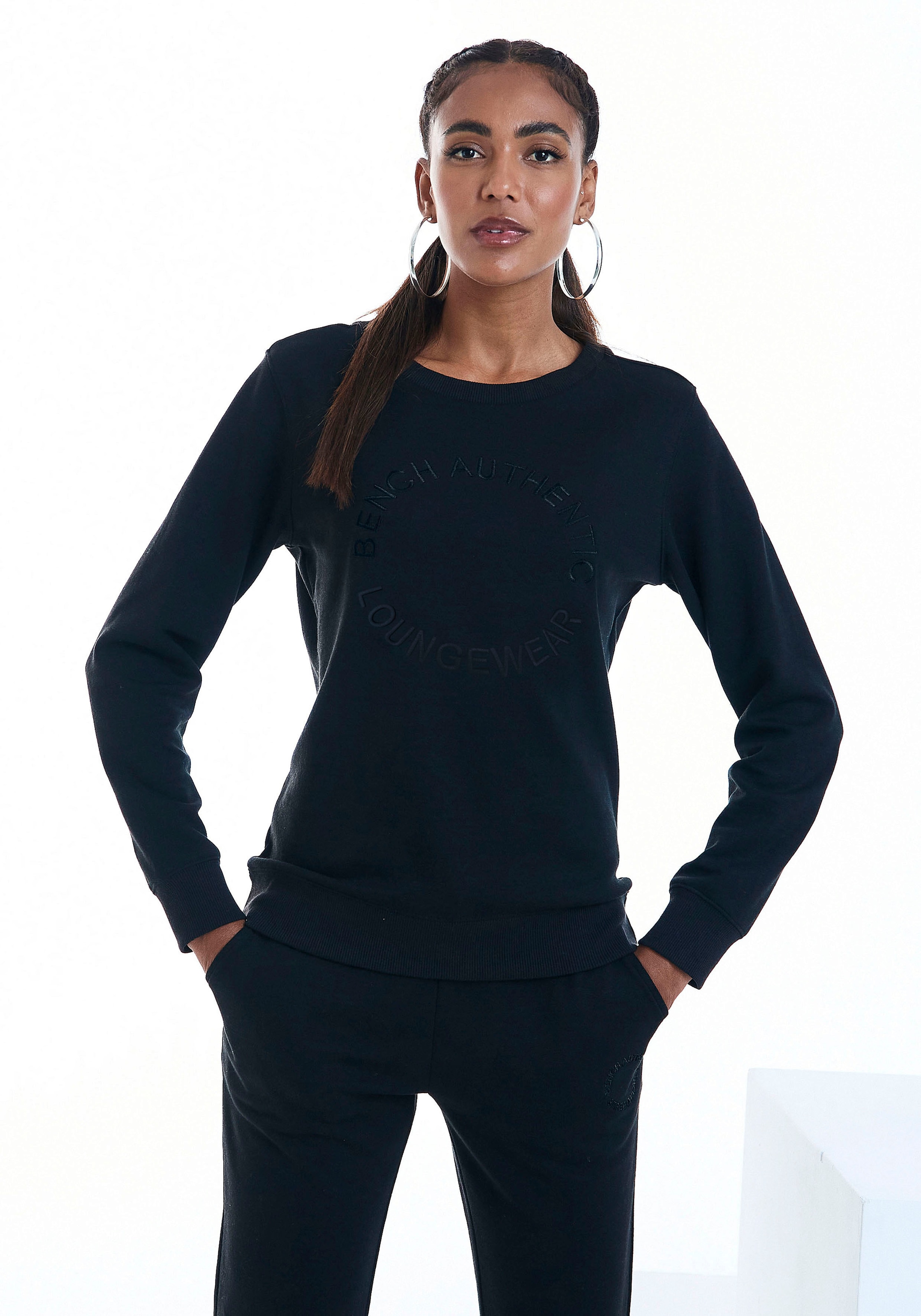 Bench. Loungewear Sweatshirt »mit Logostickerei«, mit runder Logostickerei, Loungeanzug