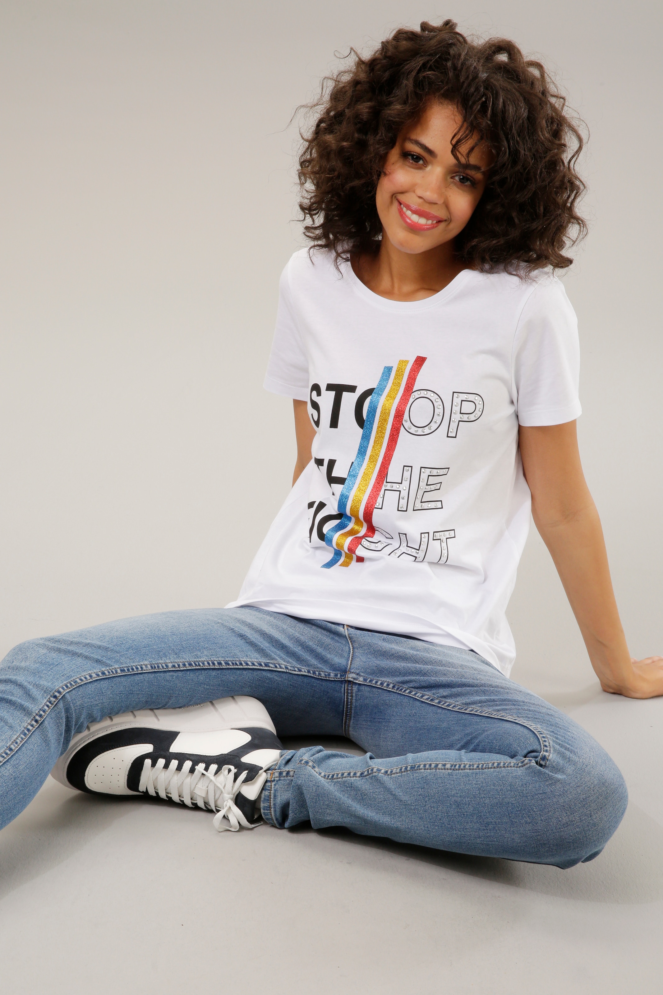 Aniston CASUAL und | Print-Shirt, mit bunten Jelmoli-Versand bestellen Nieten Glitzerstreifen, online Schriftzug