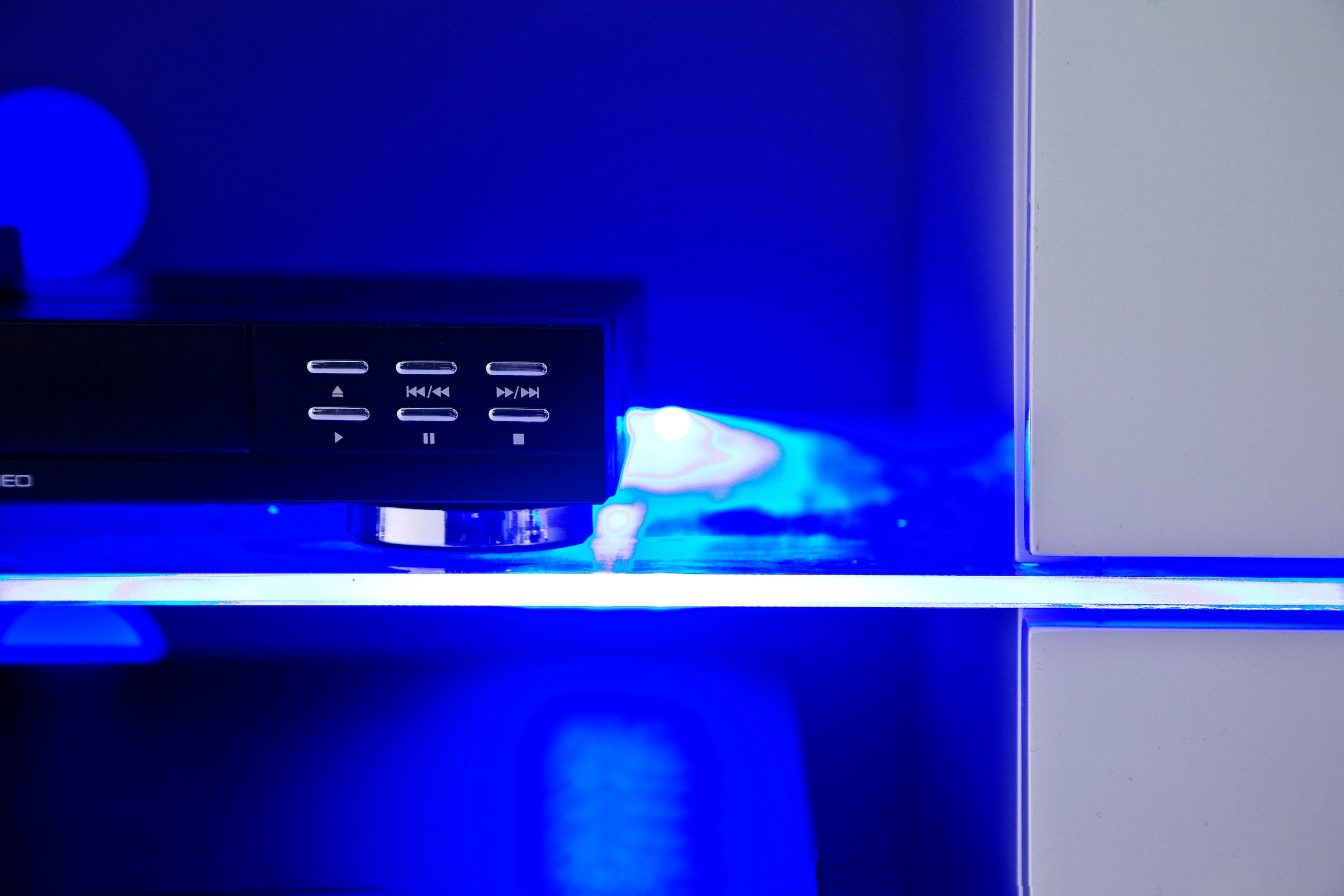 MCA furniture Lowboard »Blues«, mit LED Beleuchtung weiss hochglanz
