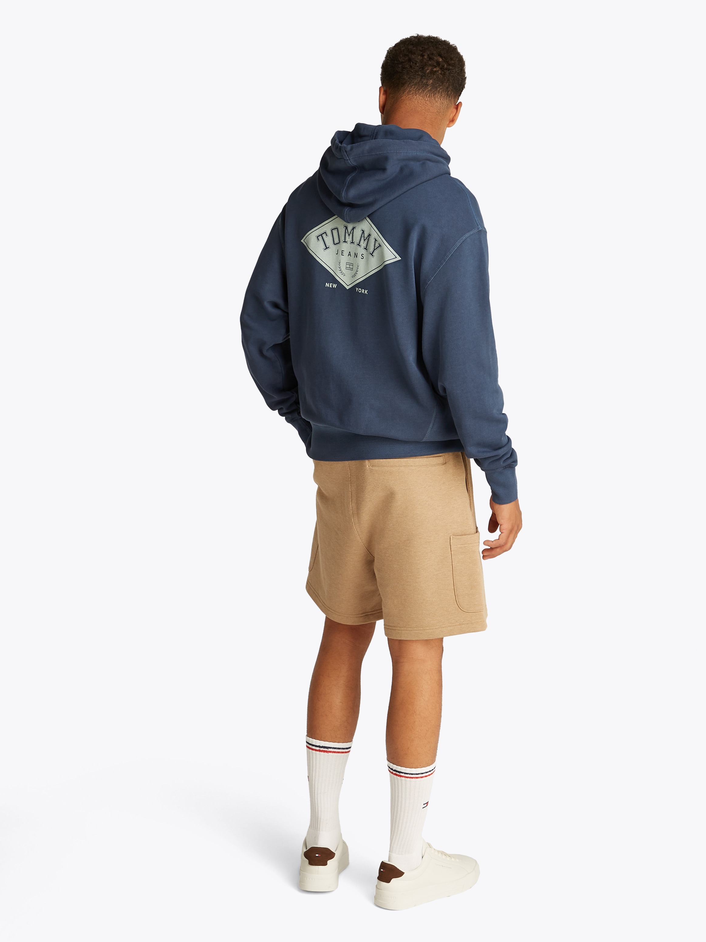 Tommy Jeans Kapuzensweatshirt »TJM RLX VARSITY GRAPHICS HOODIE«, mit grossem Rückenprint