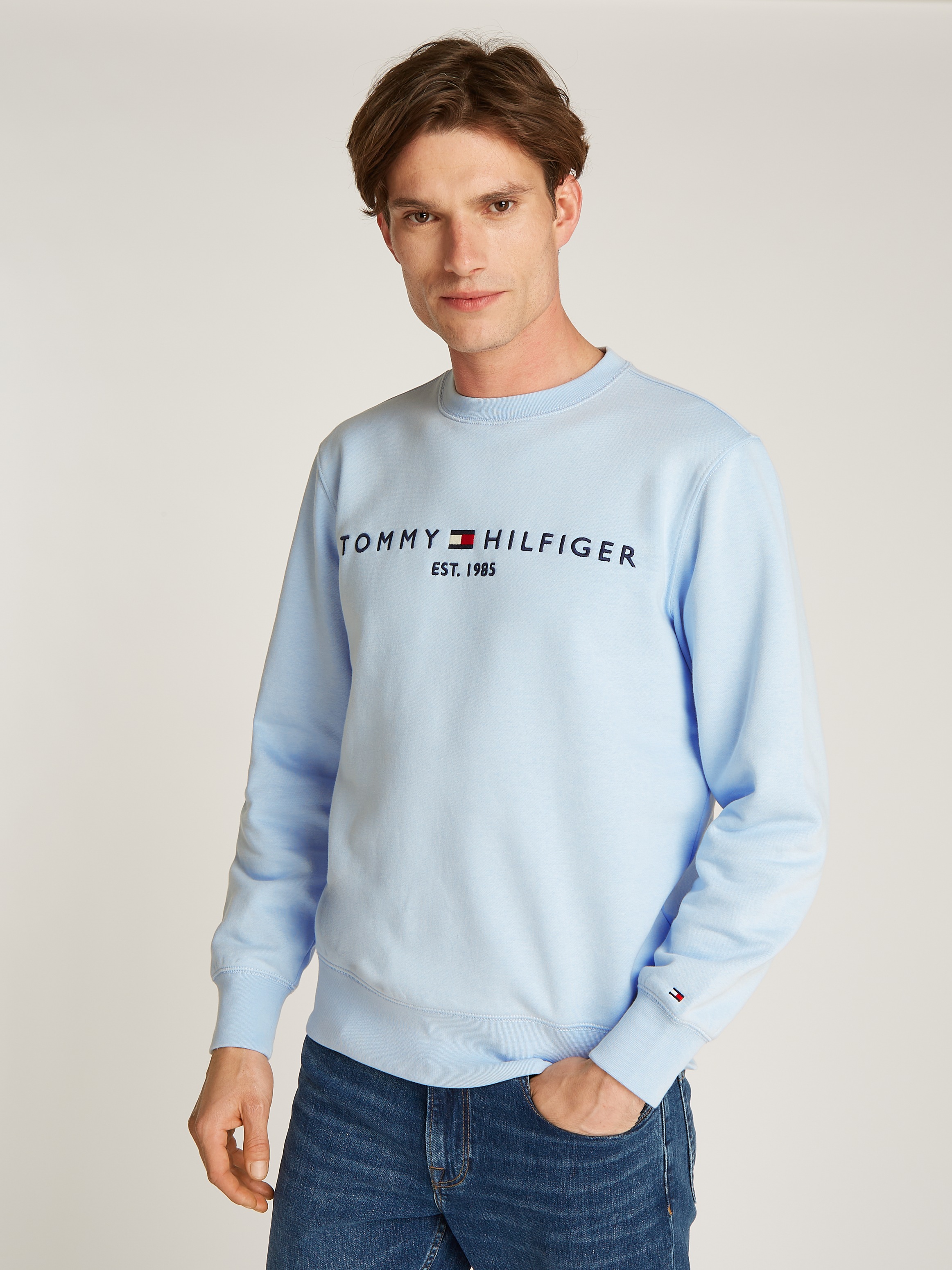 Tommy Hilfiger Sweatshirt »TOMMY LOGO SWEATSHIRT mit Rundhals und Stickerei«, unifarben, casual, regular fit, Baumwollmix, Rundhals