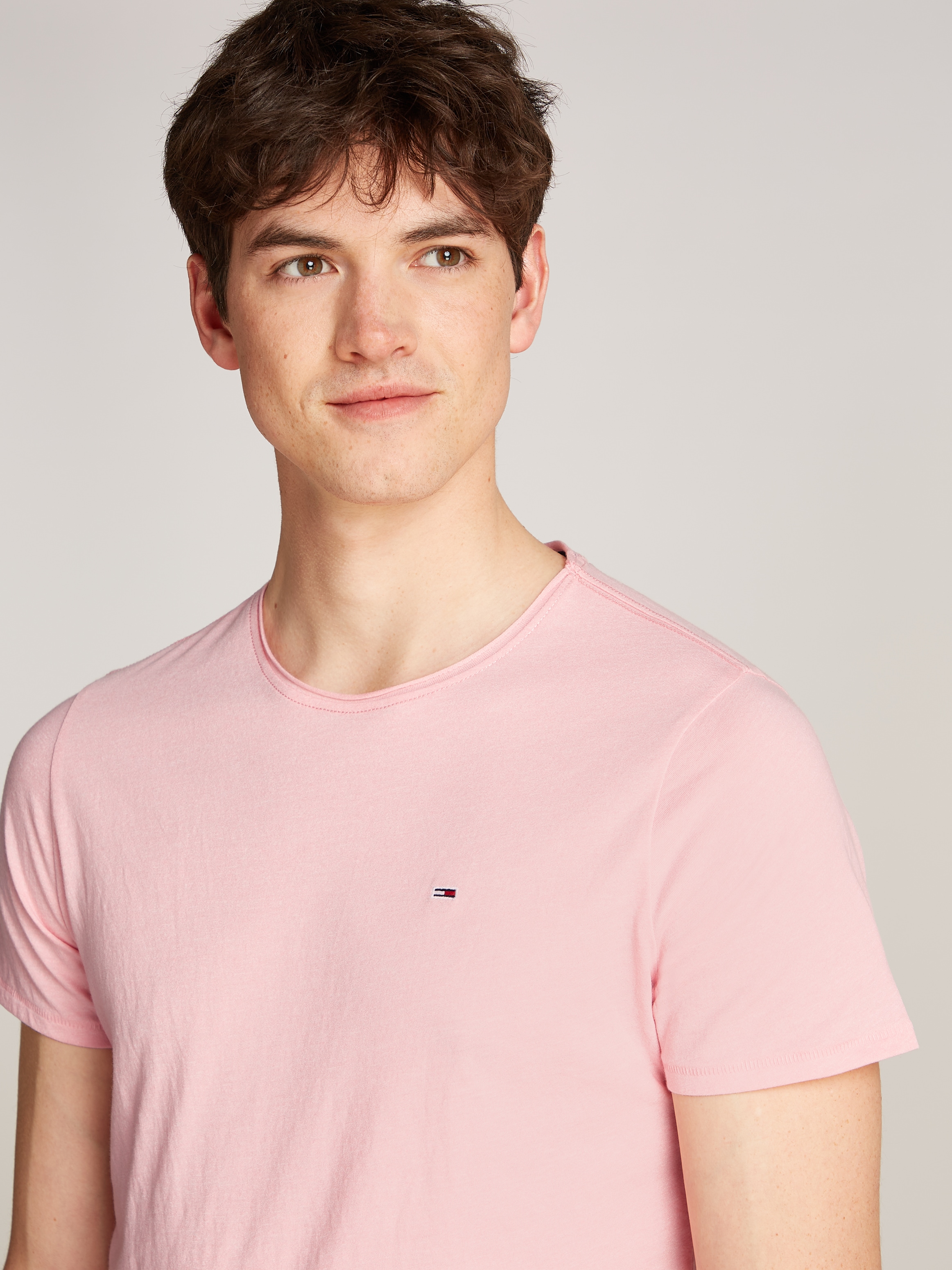 Tommy Jeans T-Shirt »TJM SLIM JASPE C NECK«, Classics Slim Fit mit Markenlabel