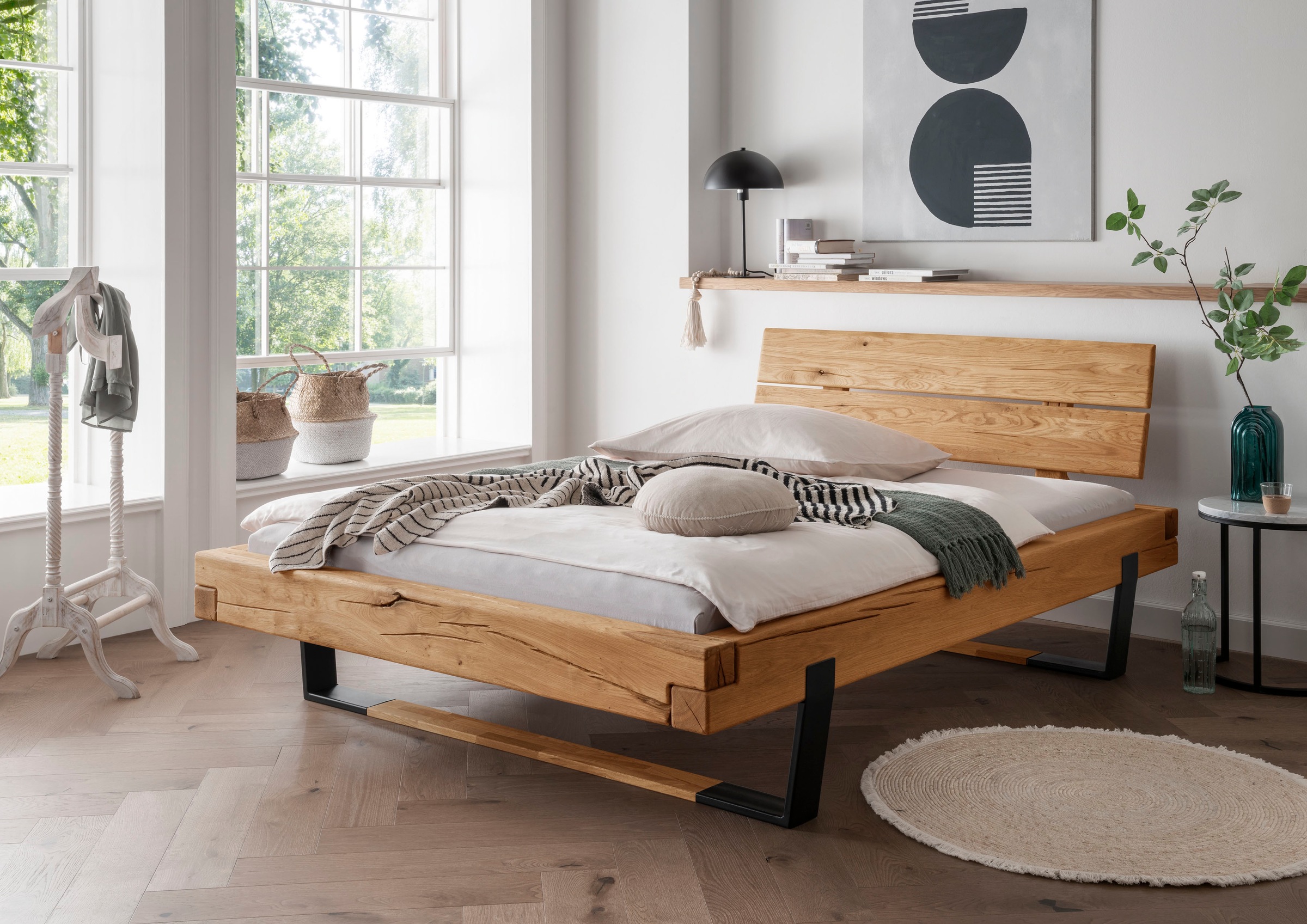 Home affaire Massivholzbett »Ultima Balkenbett Doppelbett, Füsse Metallkufe mit Holzelement«, (hohe Belastbarkeit: 200kg je Seite), FSC®-zertifizierte Wildeiche oder Fichte, viele Breiten zur Auswahl