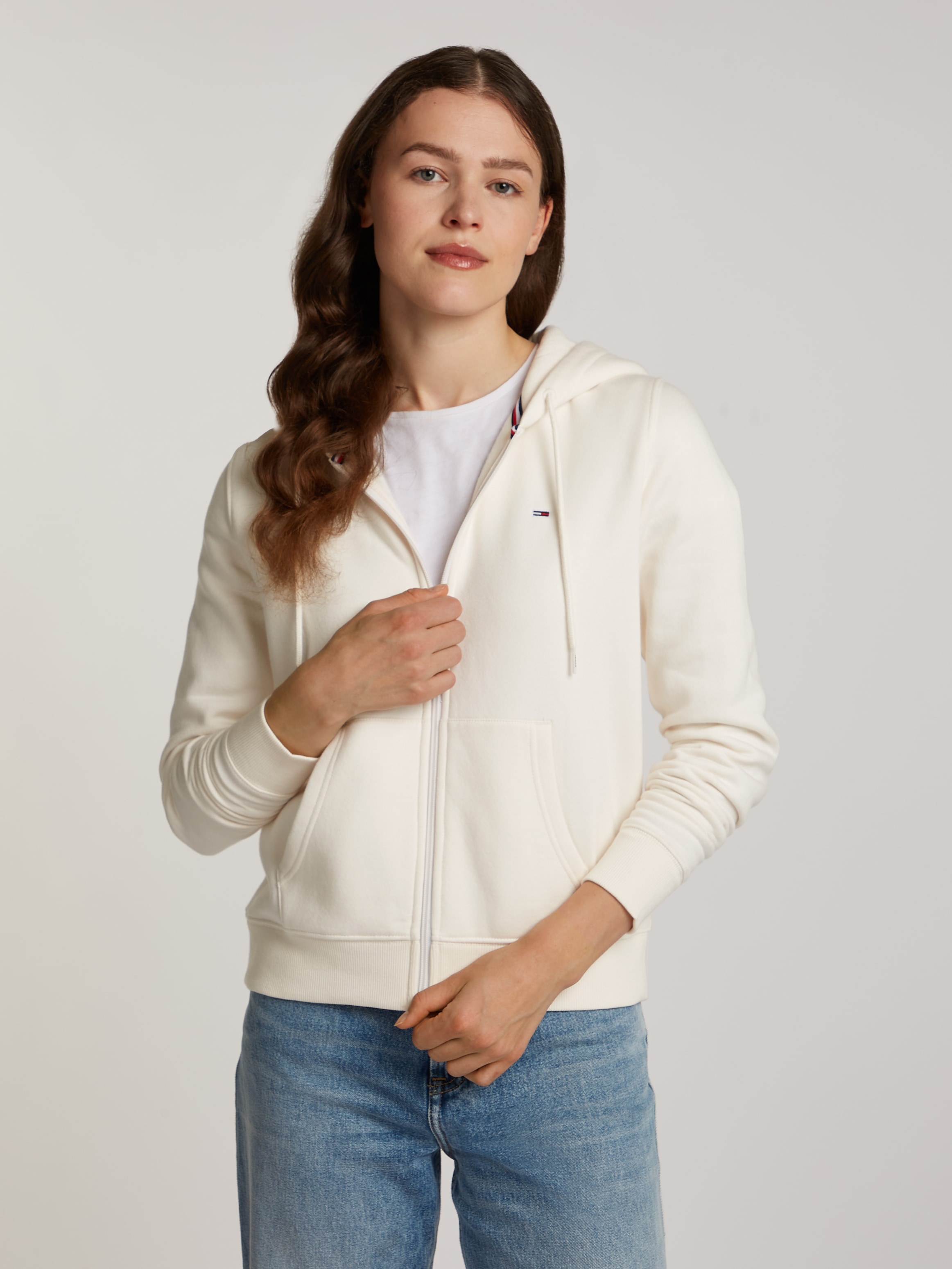 Tommy Jeans Sweatjacke »TJW REG S FLAG ZIP THRU«, mit Logostickerei