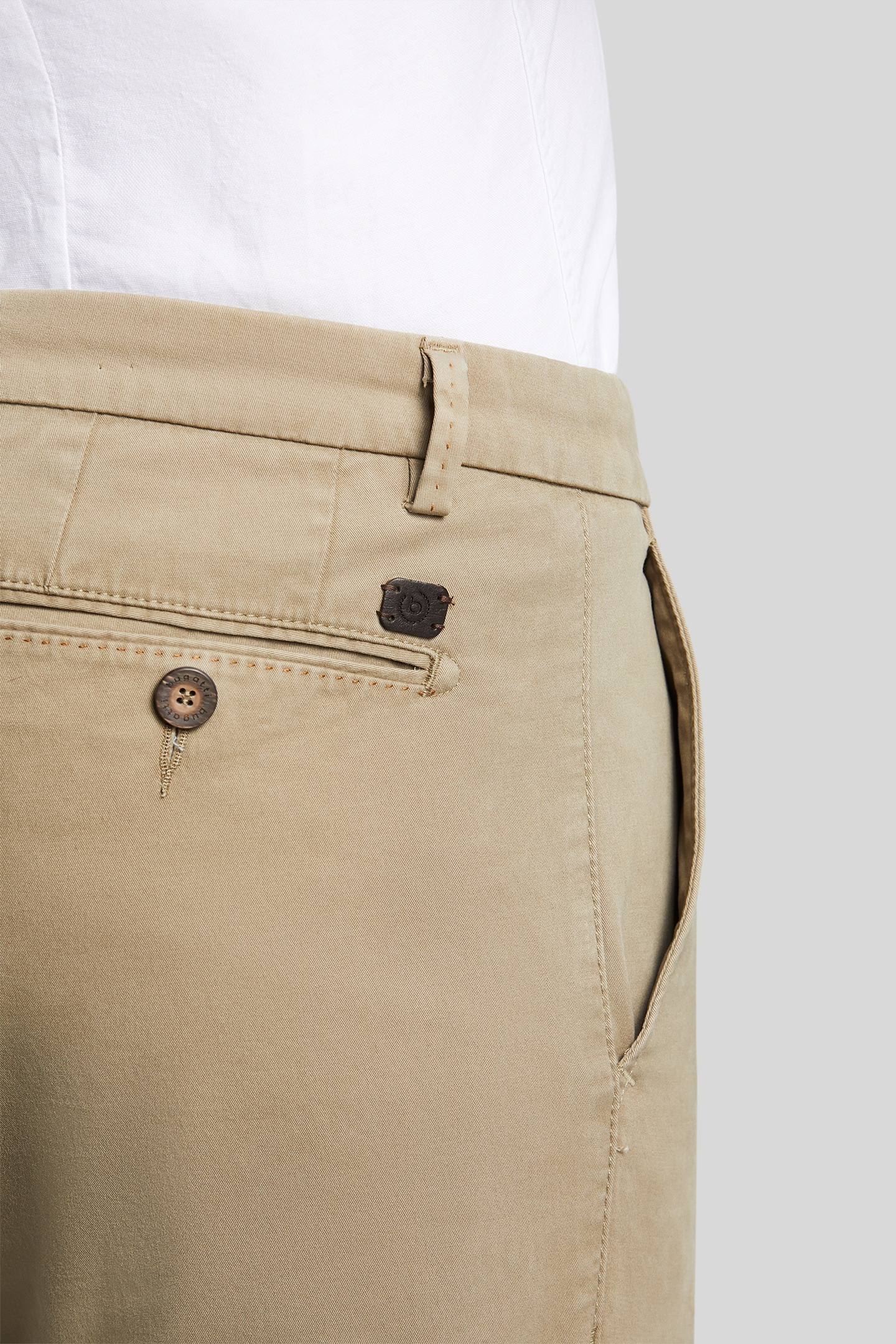 bugatti Chinohose, in einer Baumwollware