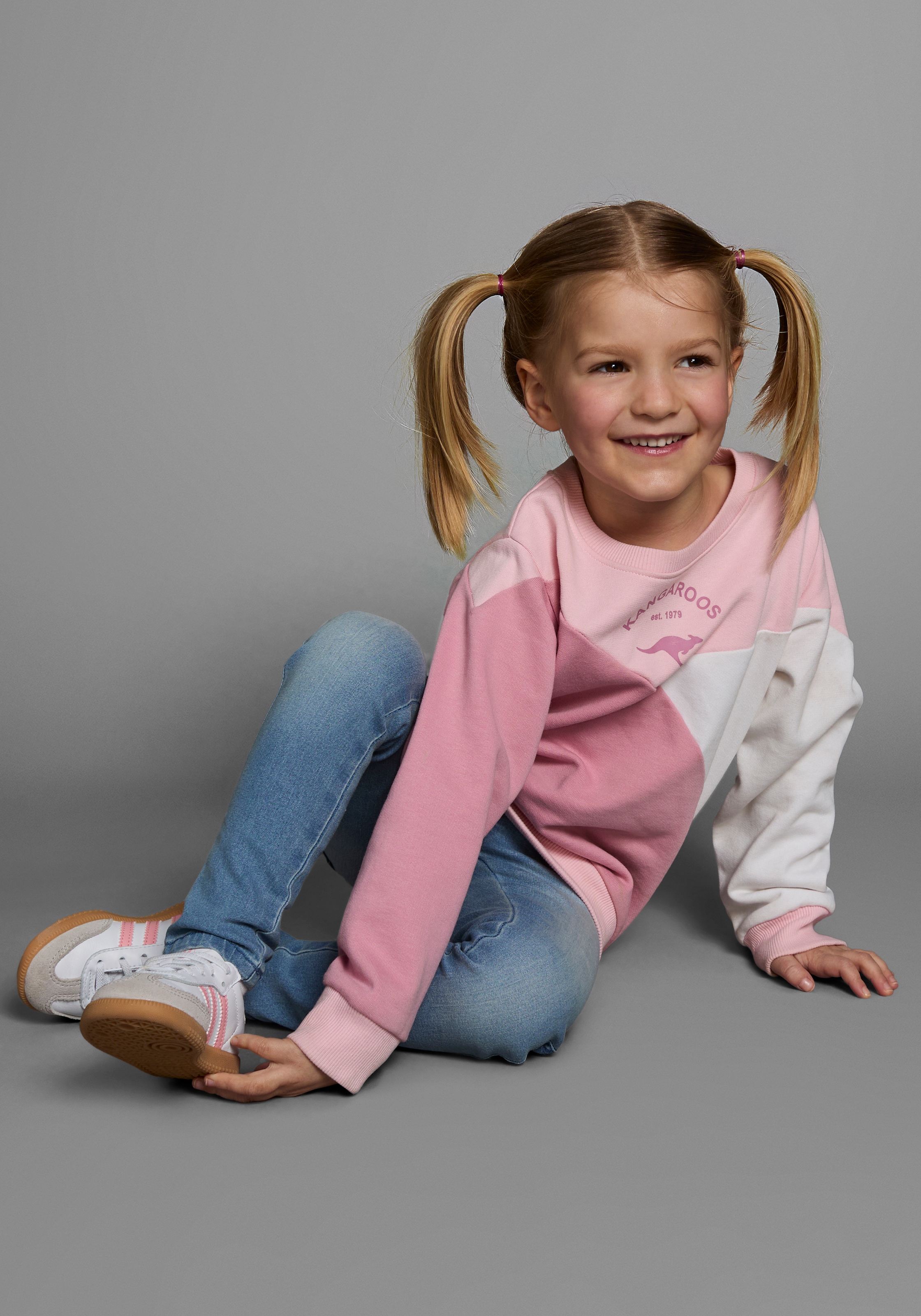 KangaROOS Sweatshirt »Kleine Mädchen«, Langarm, hüftlang, lockere Passform, mit Logodruck