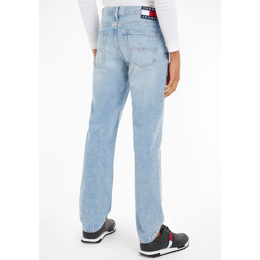 Tommy Jeans Relax-fit-Jeans »ETHAN RLXD STRGHT BG5017«, (1 tlg.), mit Tommy Jeans Logostickerei