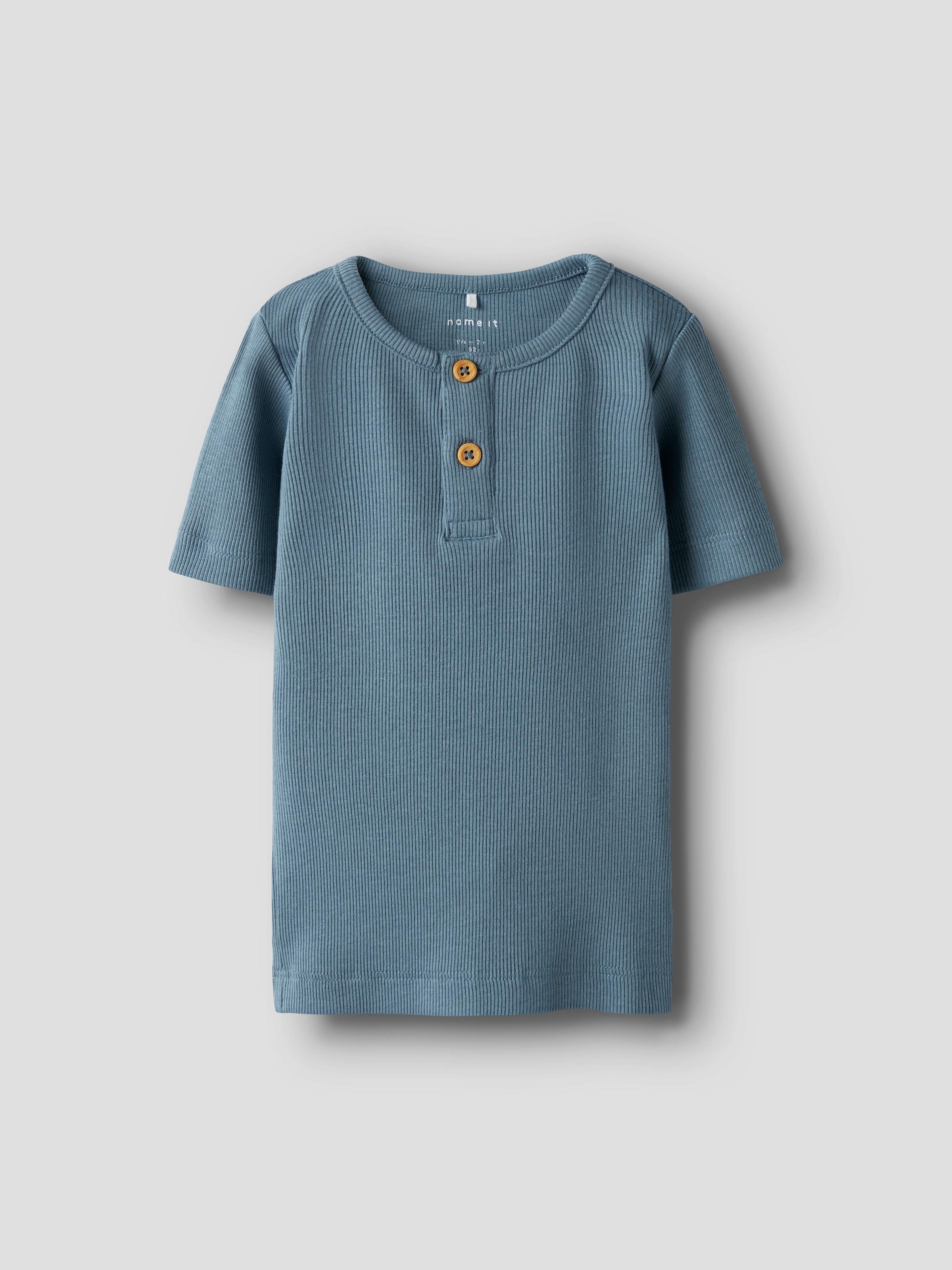 Name It Kurzarmshirt »NMMKAB TOP NOOS«, im elastischem Feinripp und mit kurzer Knopfleiste am Ausschnitt