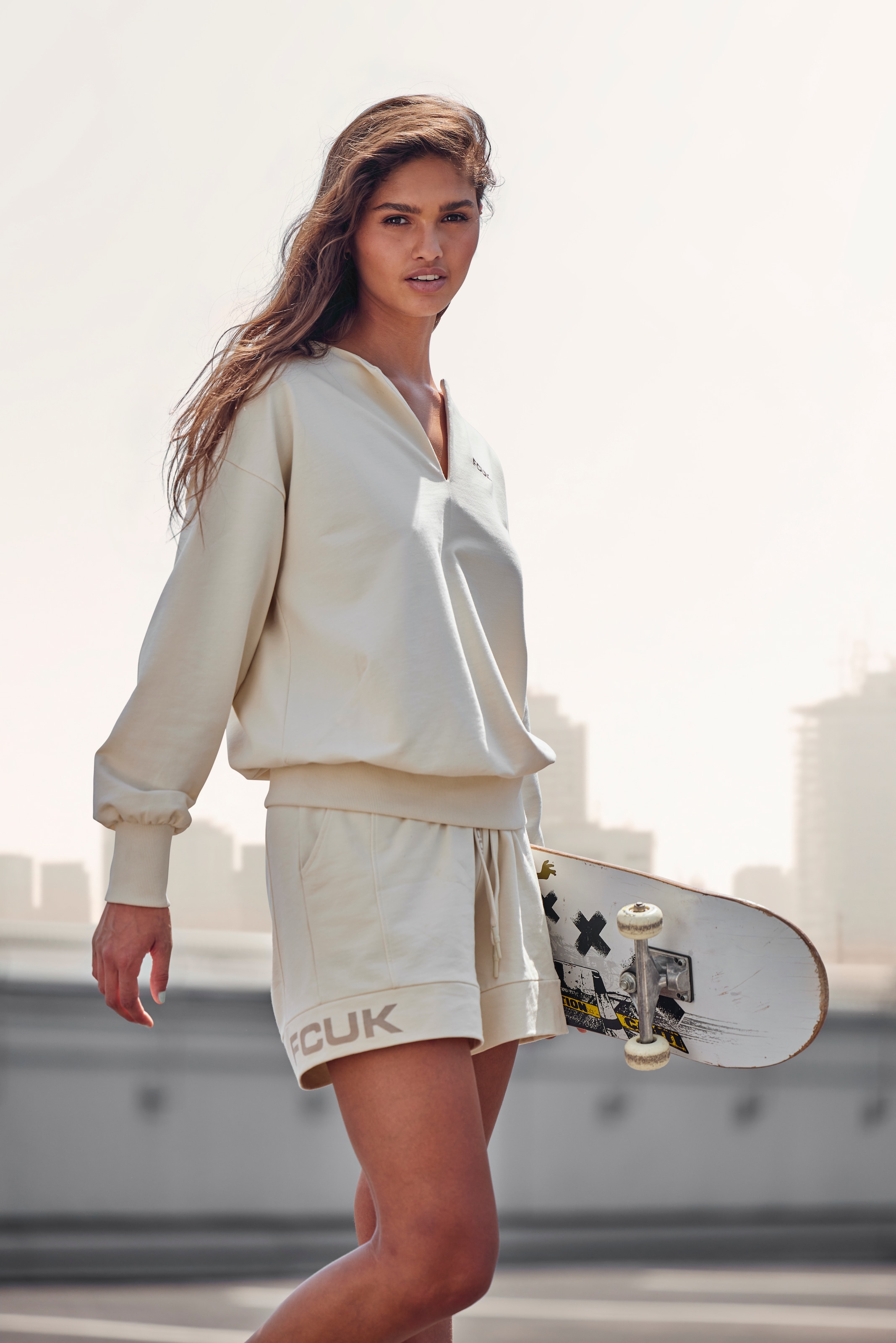 FCUK Sweatshirt, (1 tlg.), Sweatshirt mit V-Ausschnitt und grossen Rückenprint, Loungeanzug