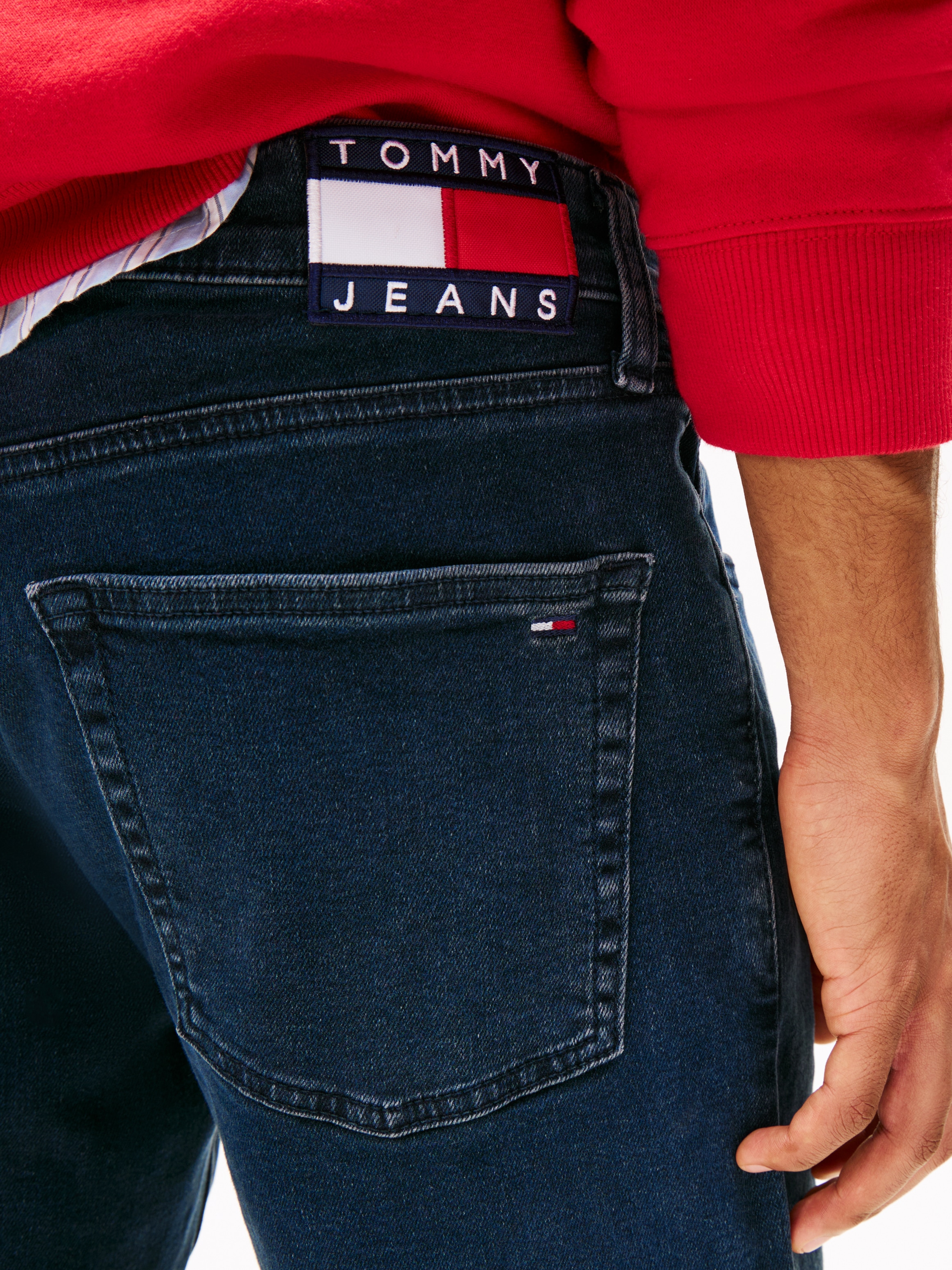 Tommy Jeans Gerade Jeans »Scanton Slim«, Mit Markenlabel aus Leder hinten