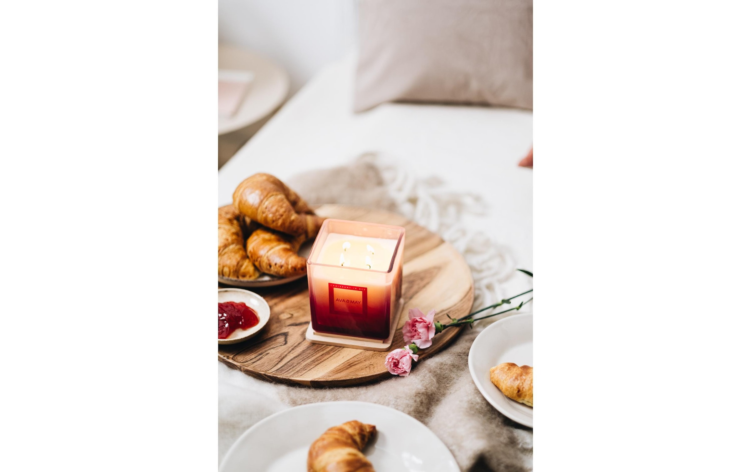 AVA & MAY Duftkerze »Croissant in Bed 450 gr«, Holzart: Esche (Schweden)
