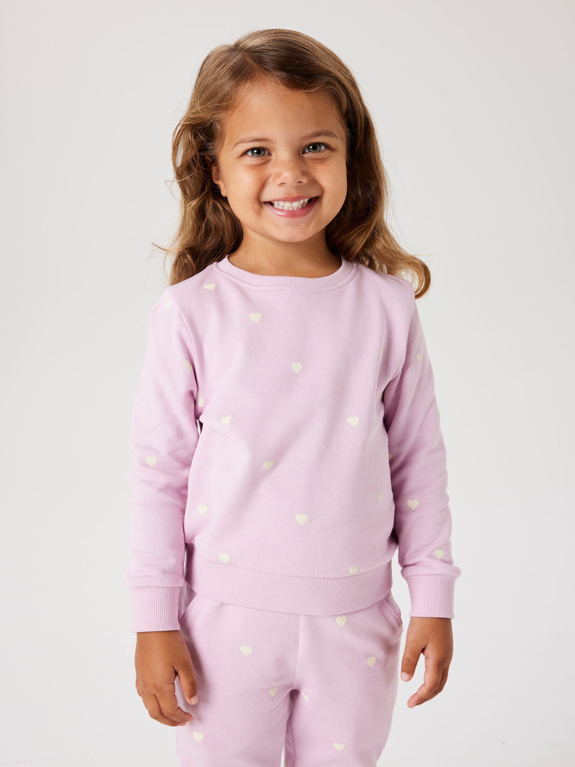 Name It Sweatshirt »NMFVALBA – Sweater mit Herzchen-Alloverdruck und Rippbündchen«, bedruckt, casual, regular fit, Sweatware, Rundhals