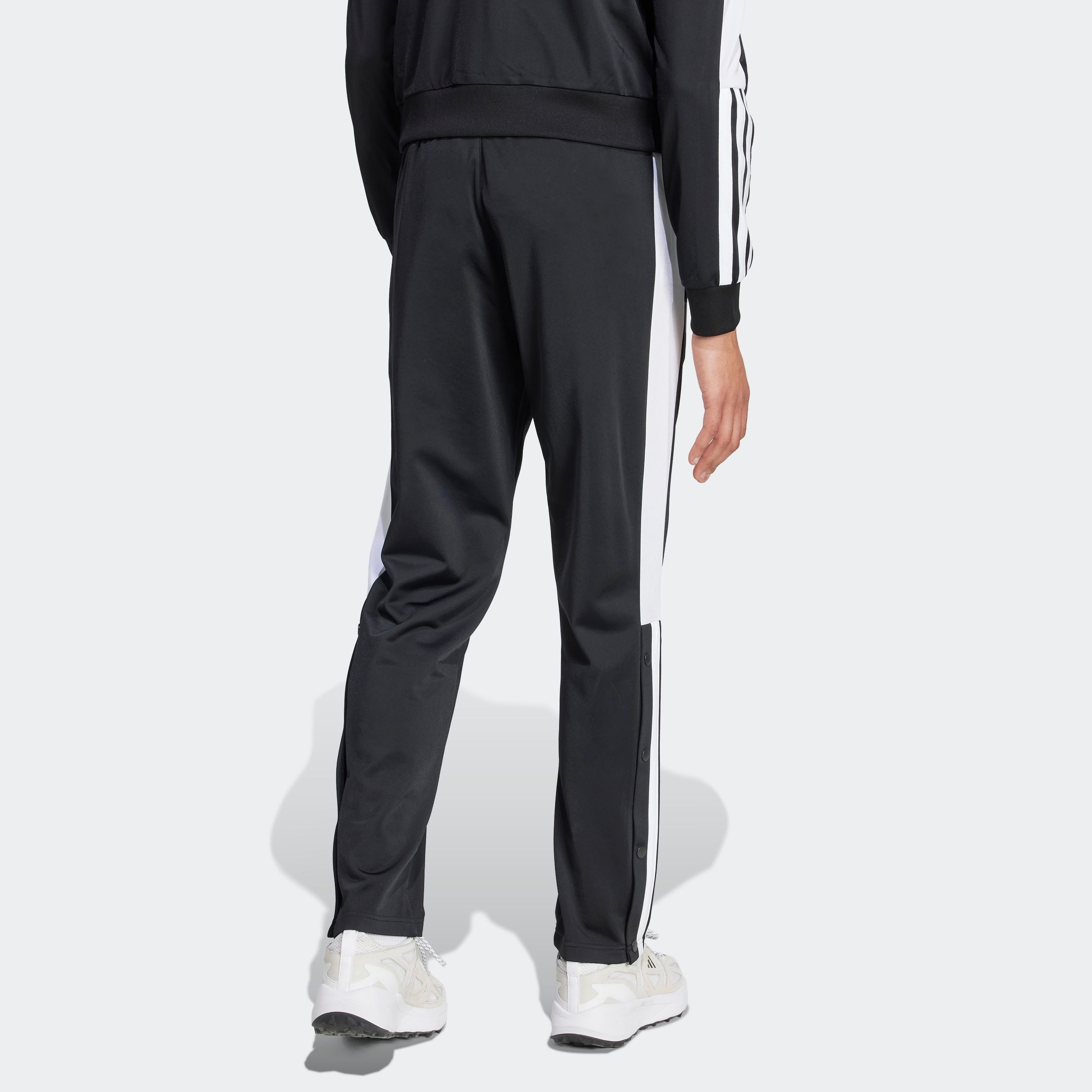 adidas Sportswear Sporthose »M 3S TR CB SNP«, (1 tlg.), Trikotmaterial, mit verstellbaren Druckknöpfen an den Unterschenkeln