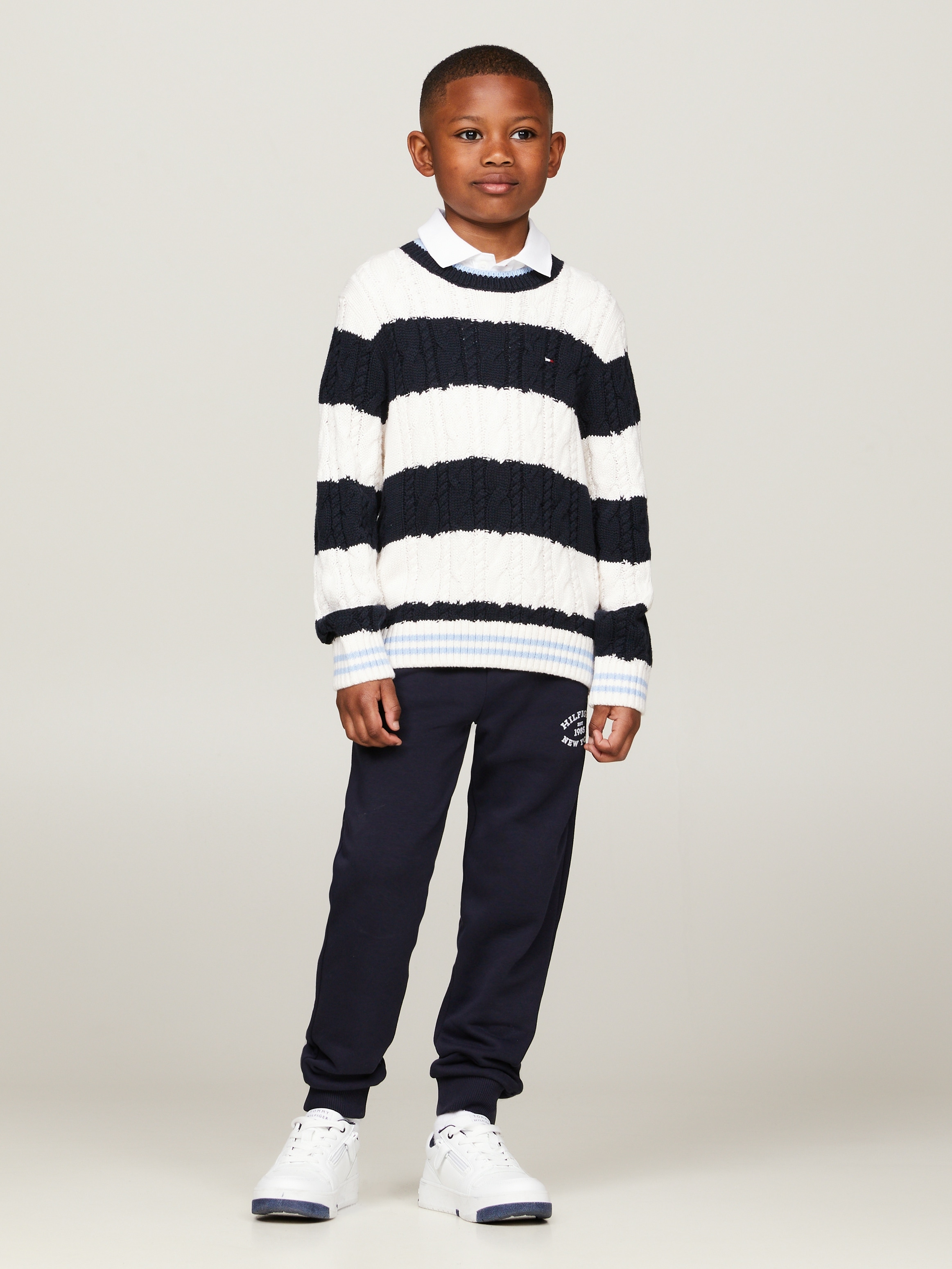 Tommy Hilfiger Strickpullover »COLORBLOCK CABLE REGULAR SWEATER«, Kinder bis 16 Jahre mit Logostickerei