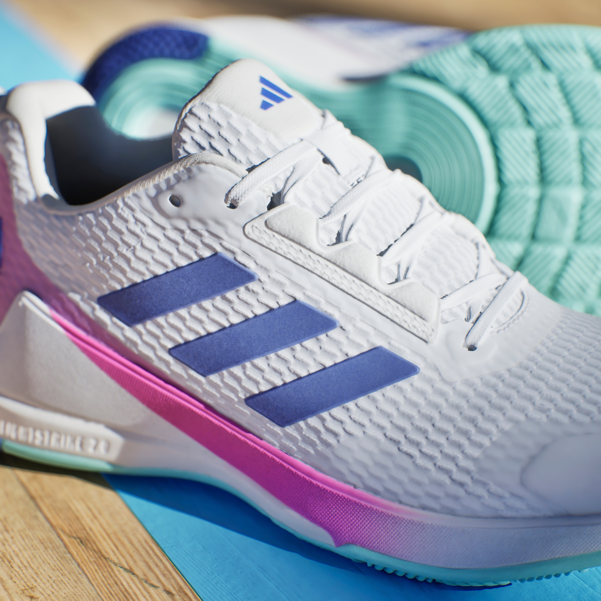 adidas Performance Indoorschuh »NOVAFLIGHT 2 INDOOR«, besonders geeignet für Volleyball und Basketball