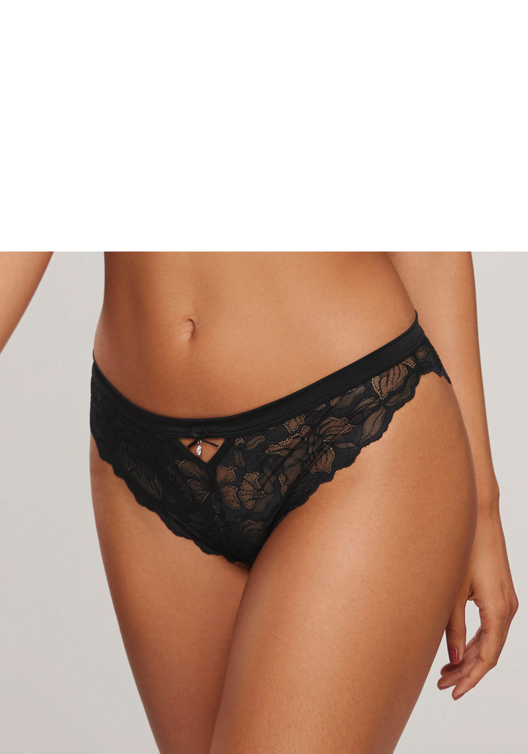 LASCANA Tanga mit edlem Accessoire und feinem Bund aus Satin-Material