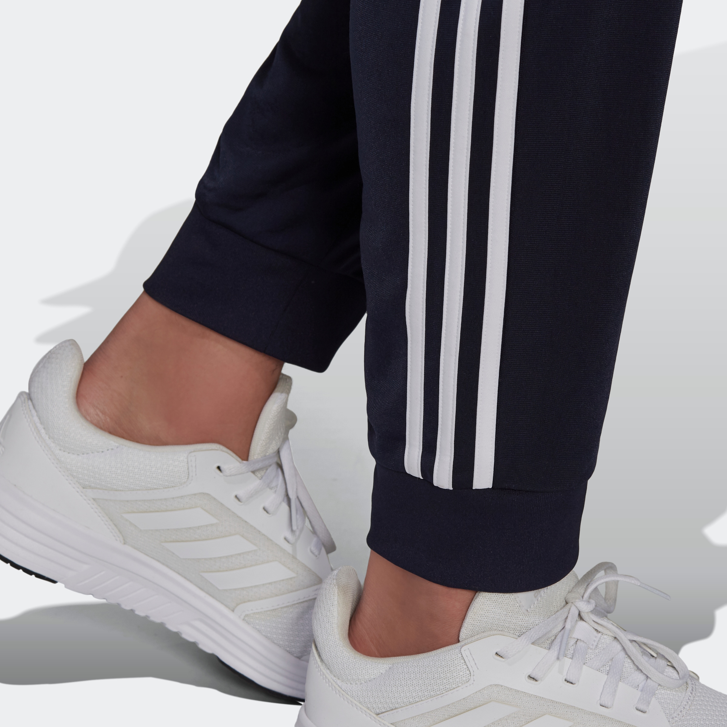 adidas Sportswear Sporthose »PRIMEGREEN ESSENTIALS WARMUP TAPERED 3STREIFEN«, (1 tlg.)