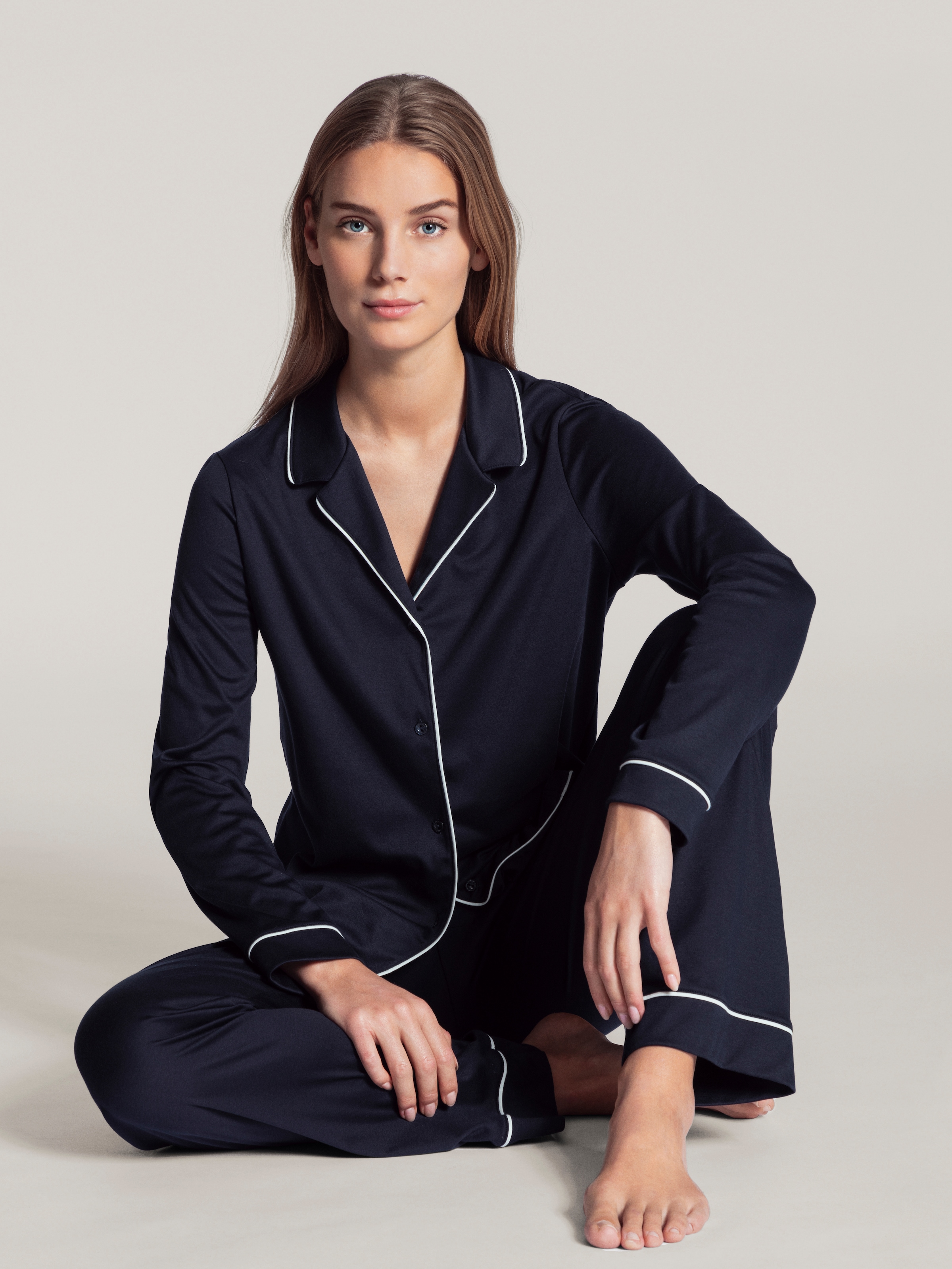 CALIDA Schlafanzug »Night Lovers«, (2 tlg.), Knopfleiste, Pure Cotton, Interlock-Qualität, Langarm