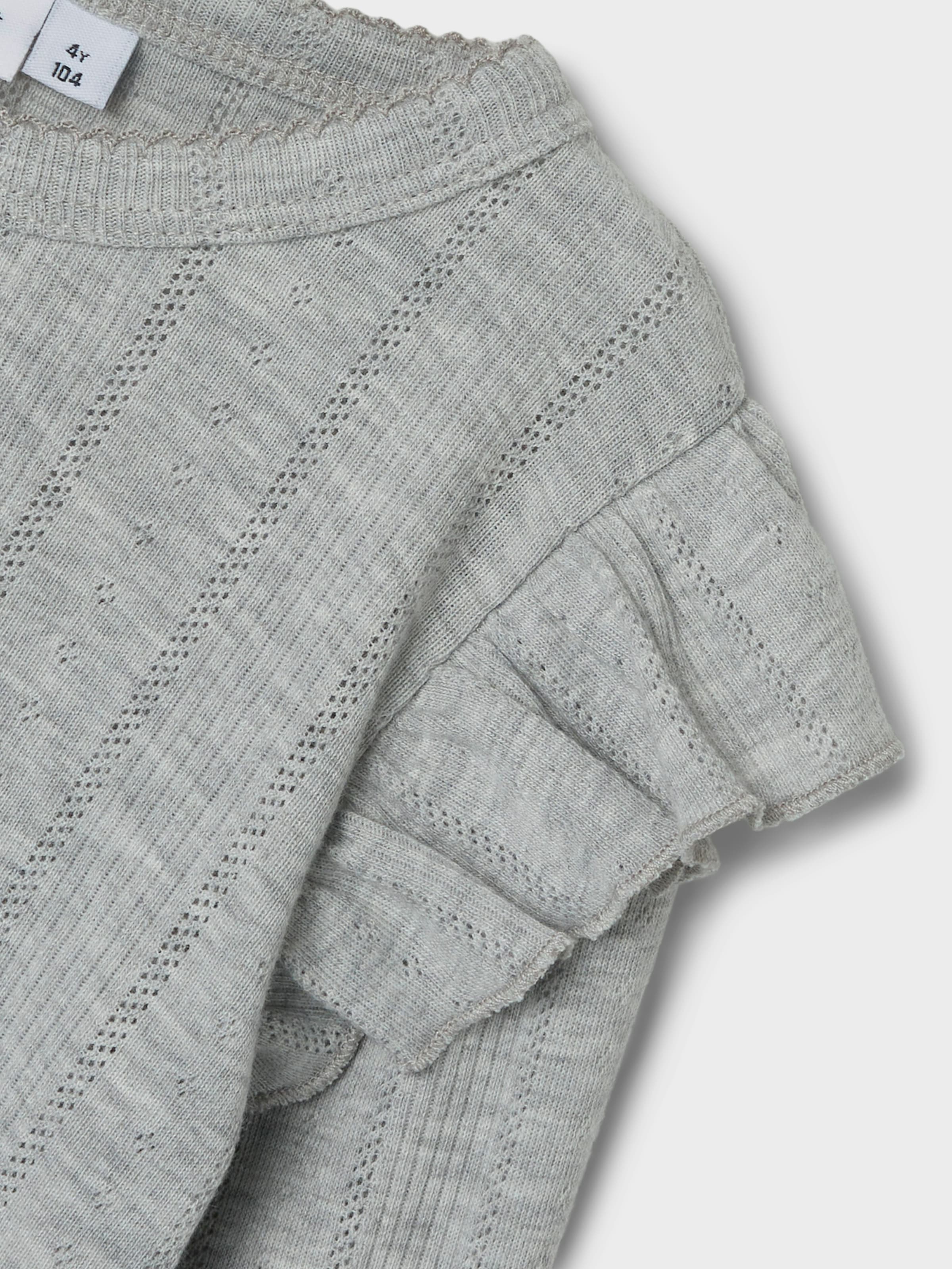 Name It Longtop »NMFJULIA LS SLIM TOP NOOS«, mit tollem Volant an der Schulter und im süssen Ajourstrick-Design