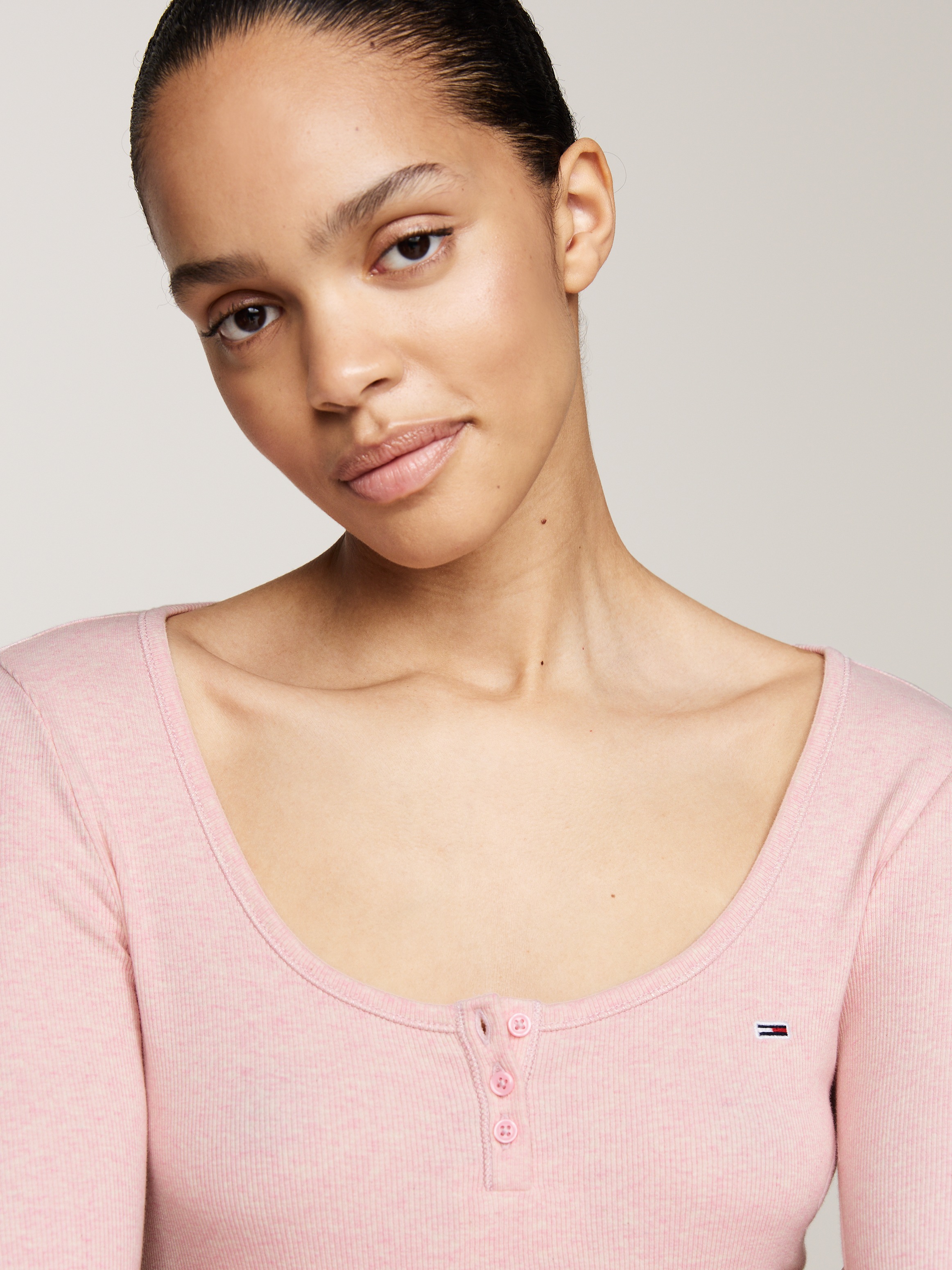 Tommy Jeans Langarmshirt »TJW MELANGE HENLEY LS EXT« in melierter Optik, mit Logostickerei