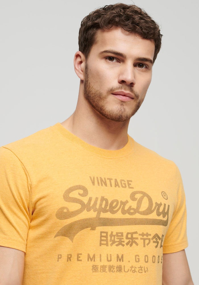 Superdry T-Shirt »Basic Shirt CLASSIC VL HERITAGE T SHIRT mit Logodruck«, aus pflegeleichter Baumwolle für ein angenehmes Tragegefühl