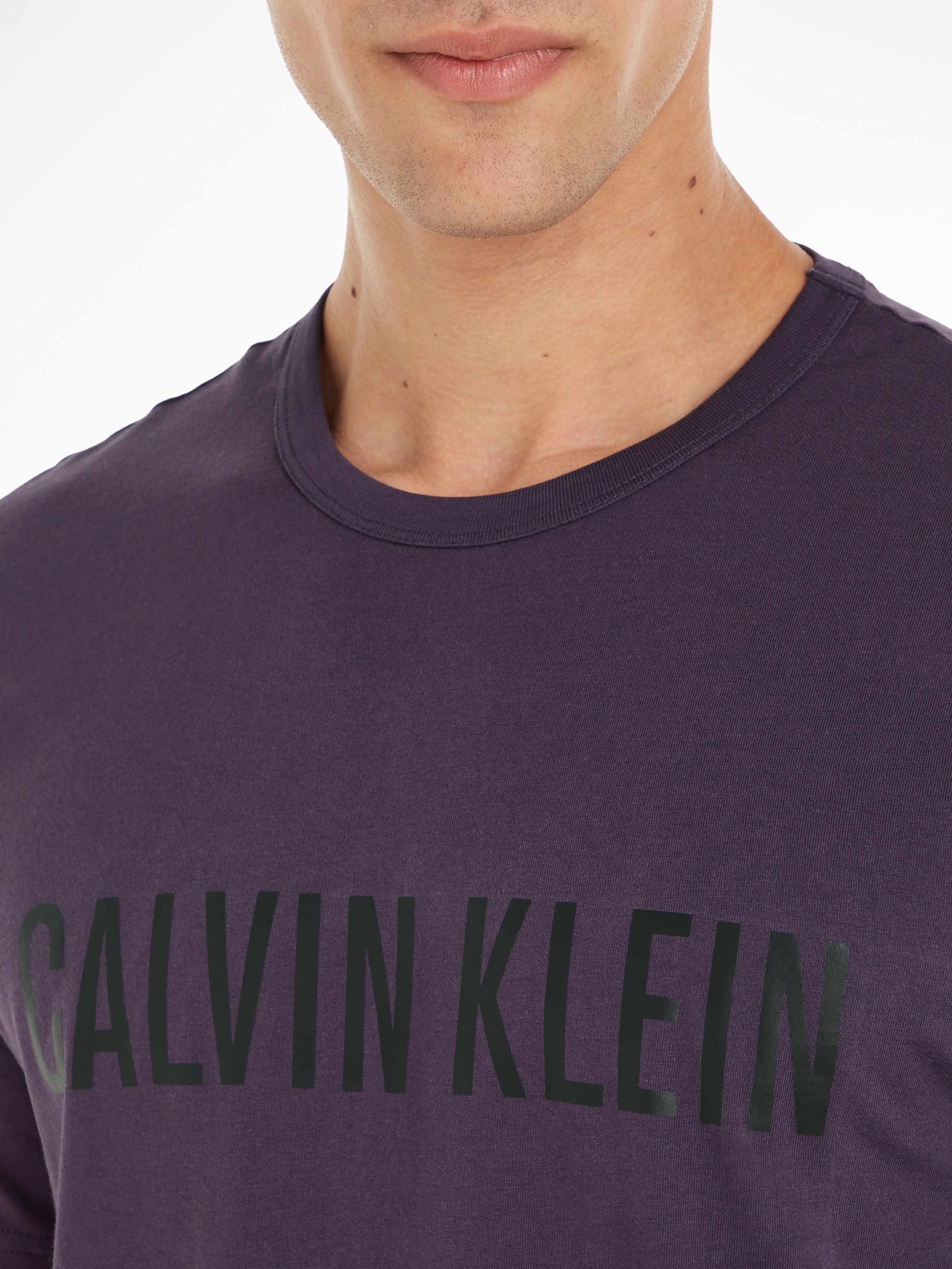 Calvin Klein T-Shirt kaufen Druck Jelmoli-Versand der Brust CREW »S/S auf | mit online NECK«