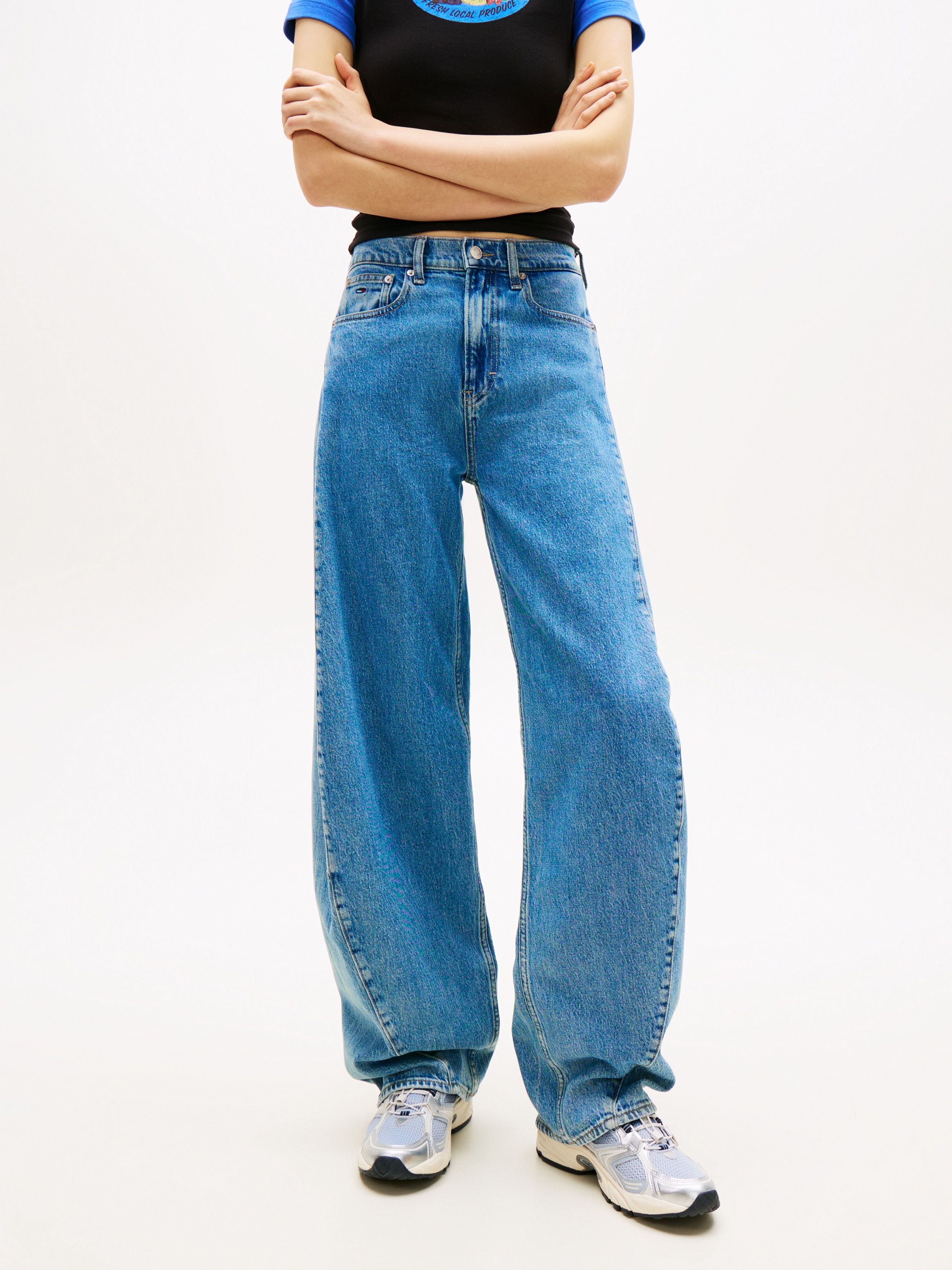 Tommy Jeans Loose-fit-Jeans "ELLA MID BARREL BJ4138" aus Baumwoll-Denim mit Stretch