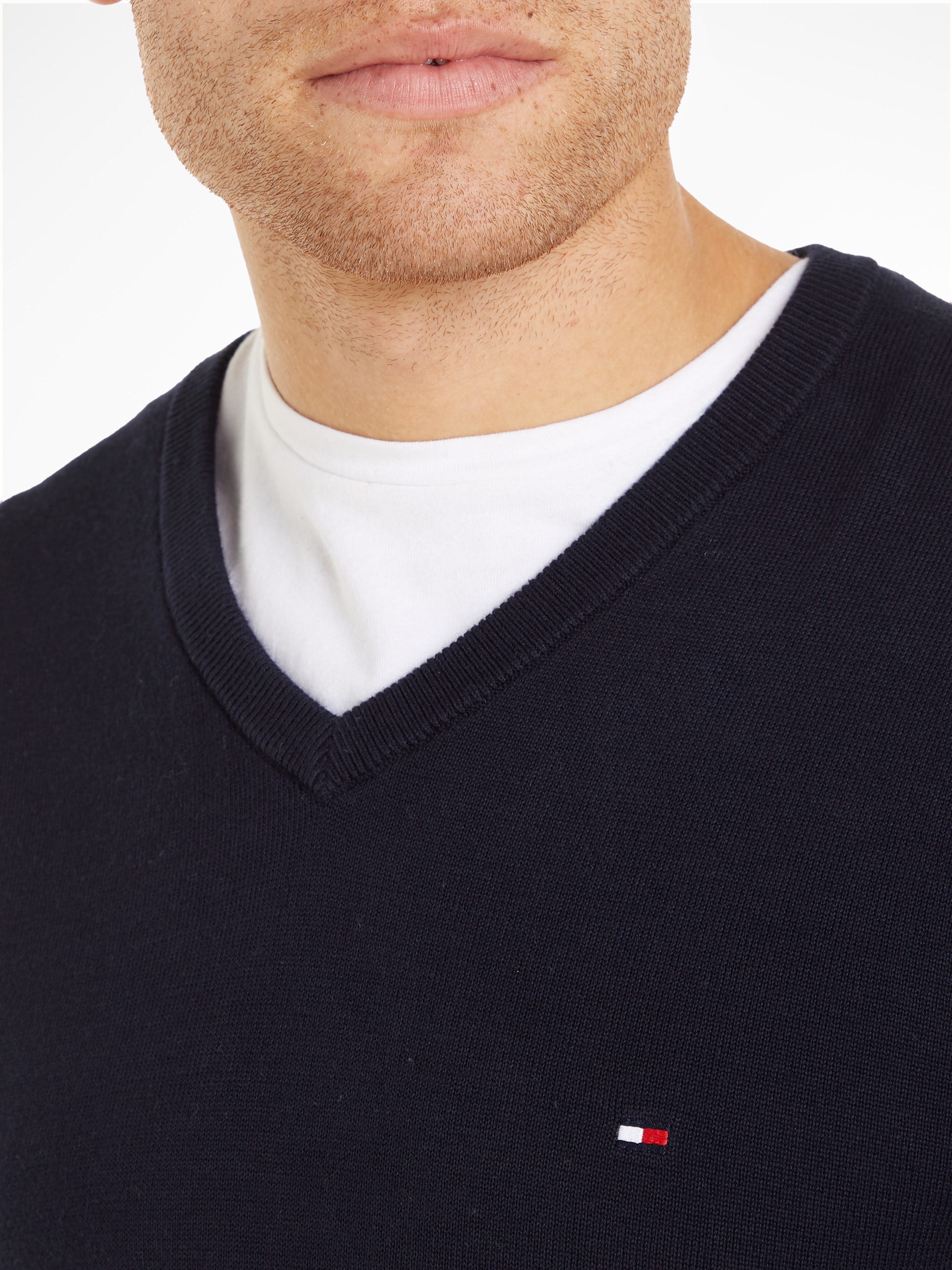Tommy Hilfiger Strickpullover »ESSENTIAL COTTON V NECK mit V-Ausschnitt und Stickerei«, unifarben, casual, regular fit, Baumwolle, V-Ausschnitt
