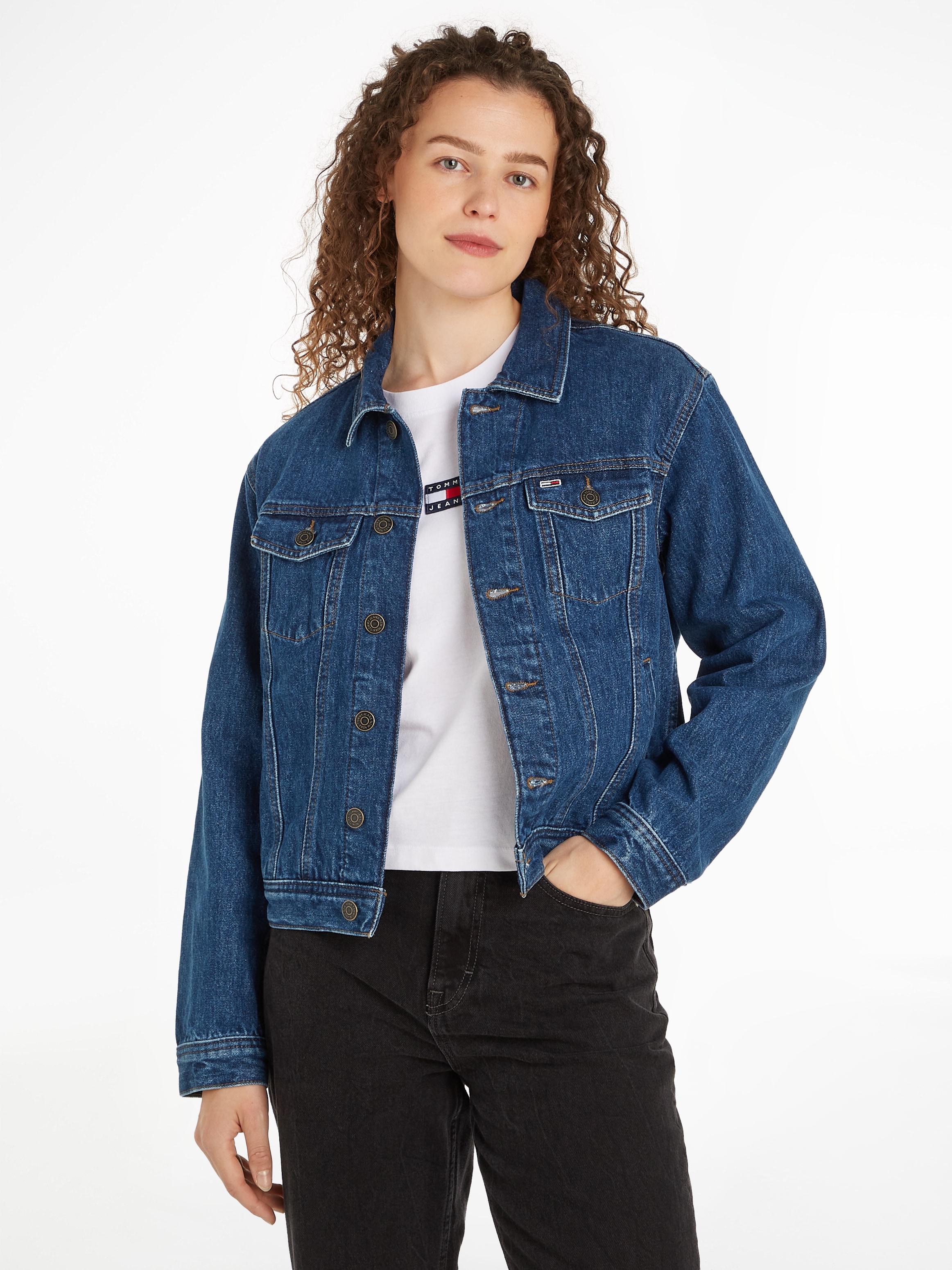 Tommy Jeans Jeansjacke »MOM CLS JACKET BH0056«, mit Tommy Jeans Flagge