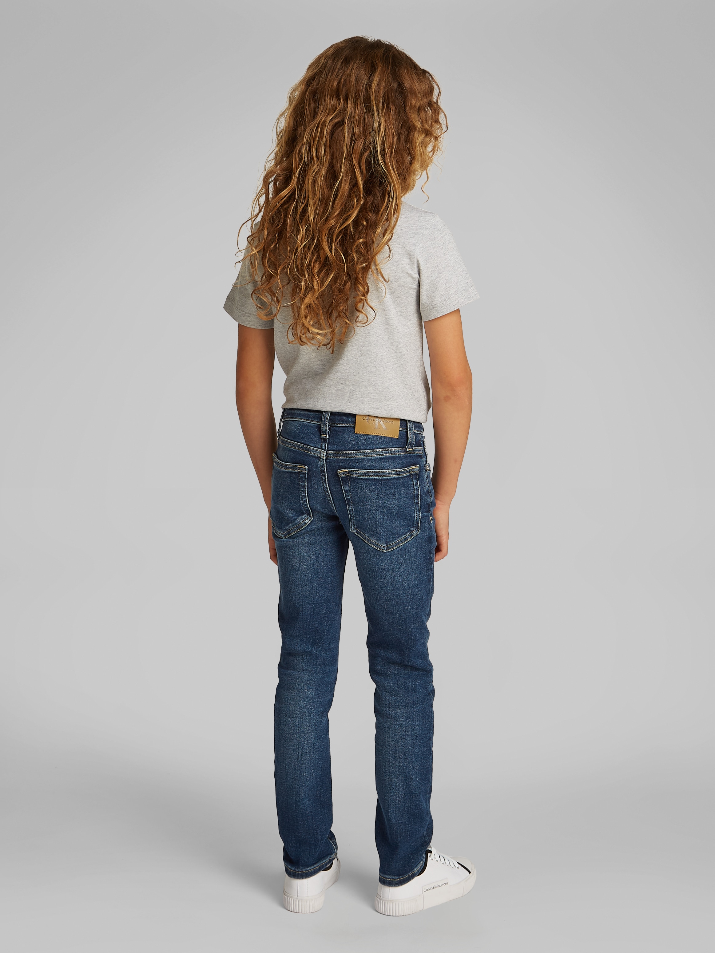 Calvin Klein Jeans Slim-fit-Jeans »DARK BLUE VISUAL SLIM«, für Kinder bis 16 Jahre mit Lederpatch