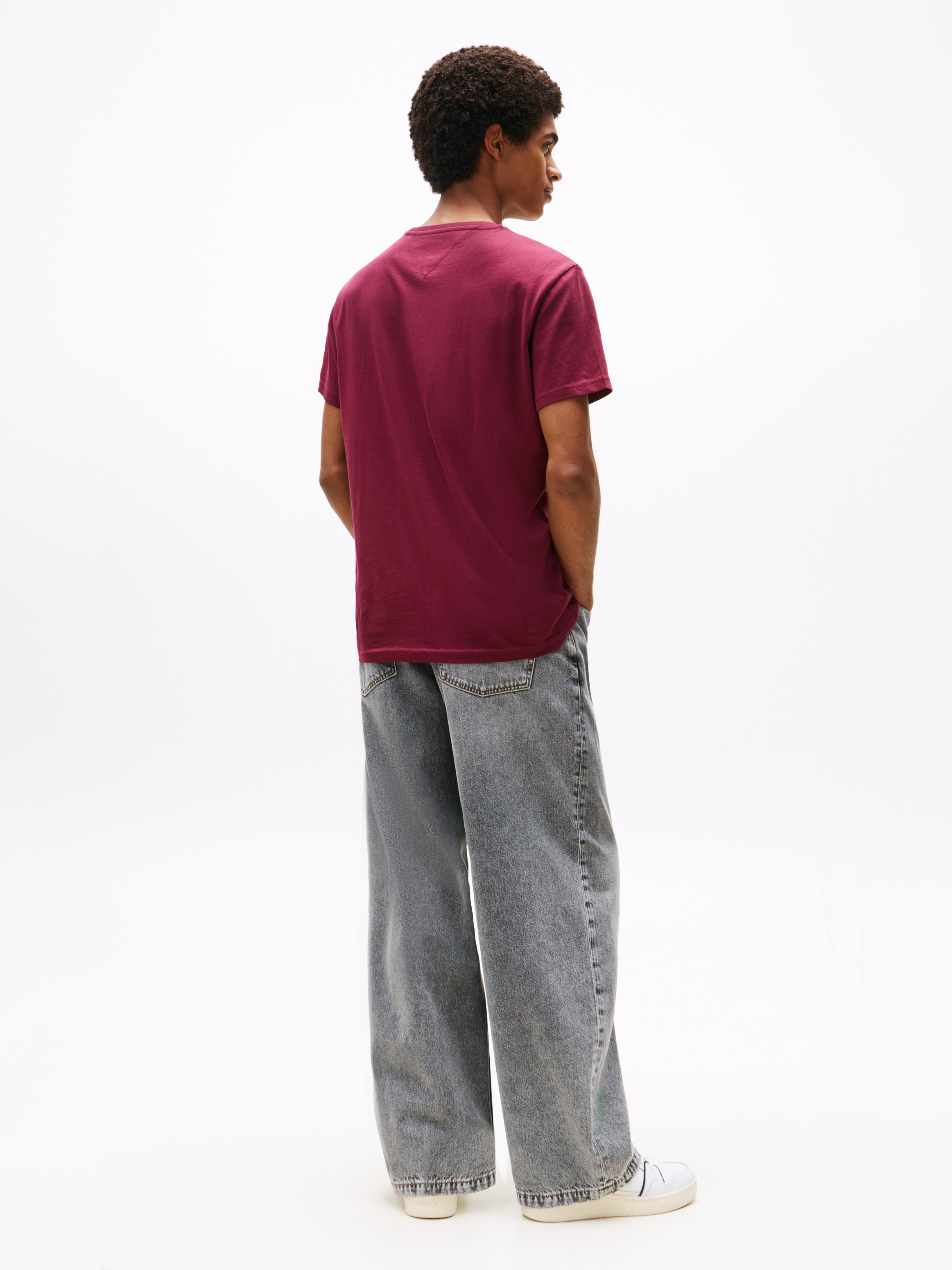Tommy Jeans T-Shirt »TJM SLIM ESSENTIAL FLAG TEE EXT«, Mit Rundhalsausschnitt