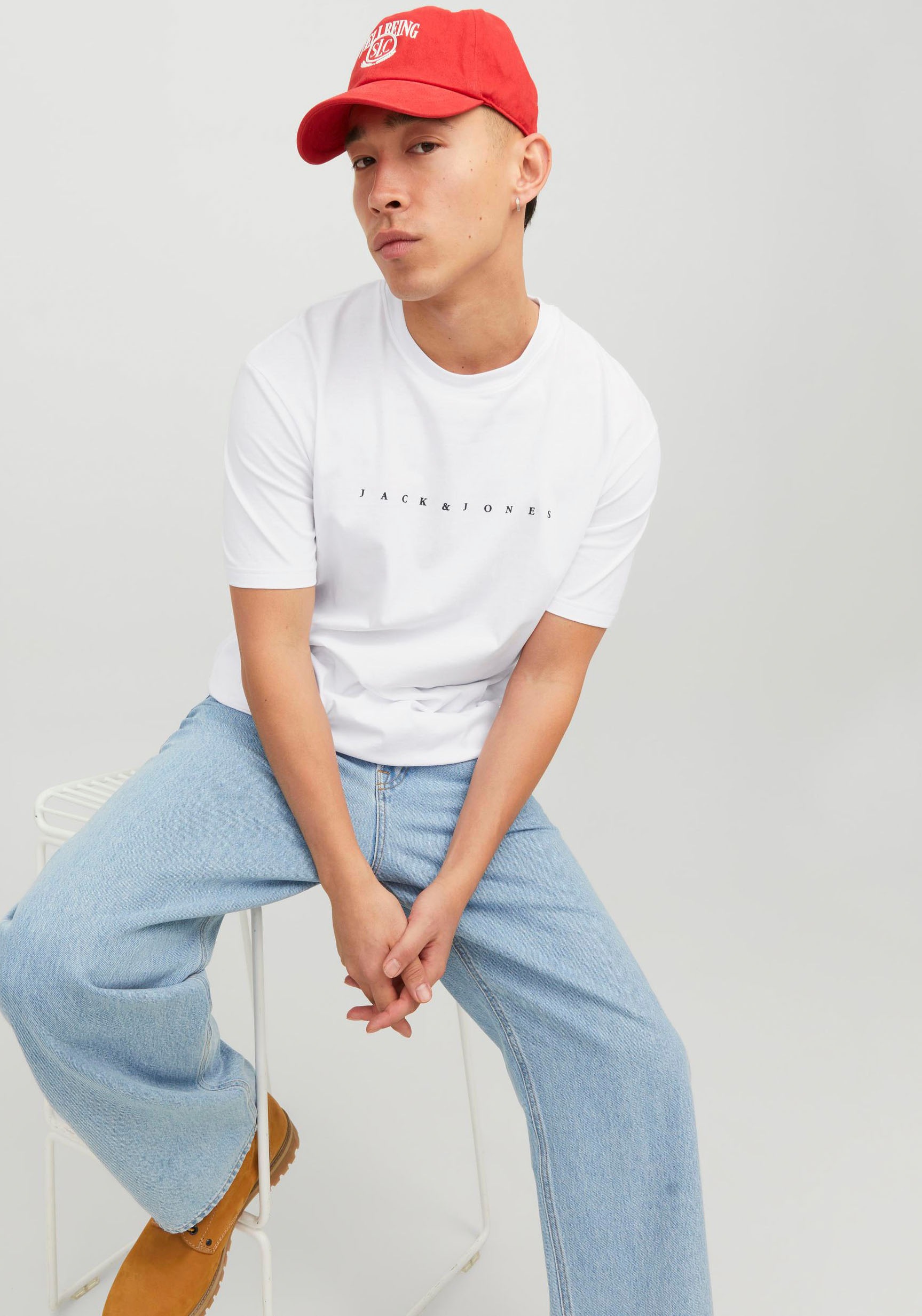 Jack & Jones Rundhalsshirt »JJESTAR mit Pigmentprint und Baumwollgefühl«, mit Pigmentprint