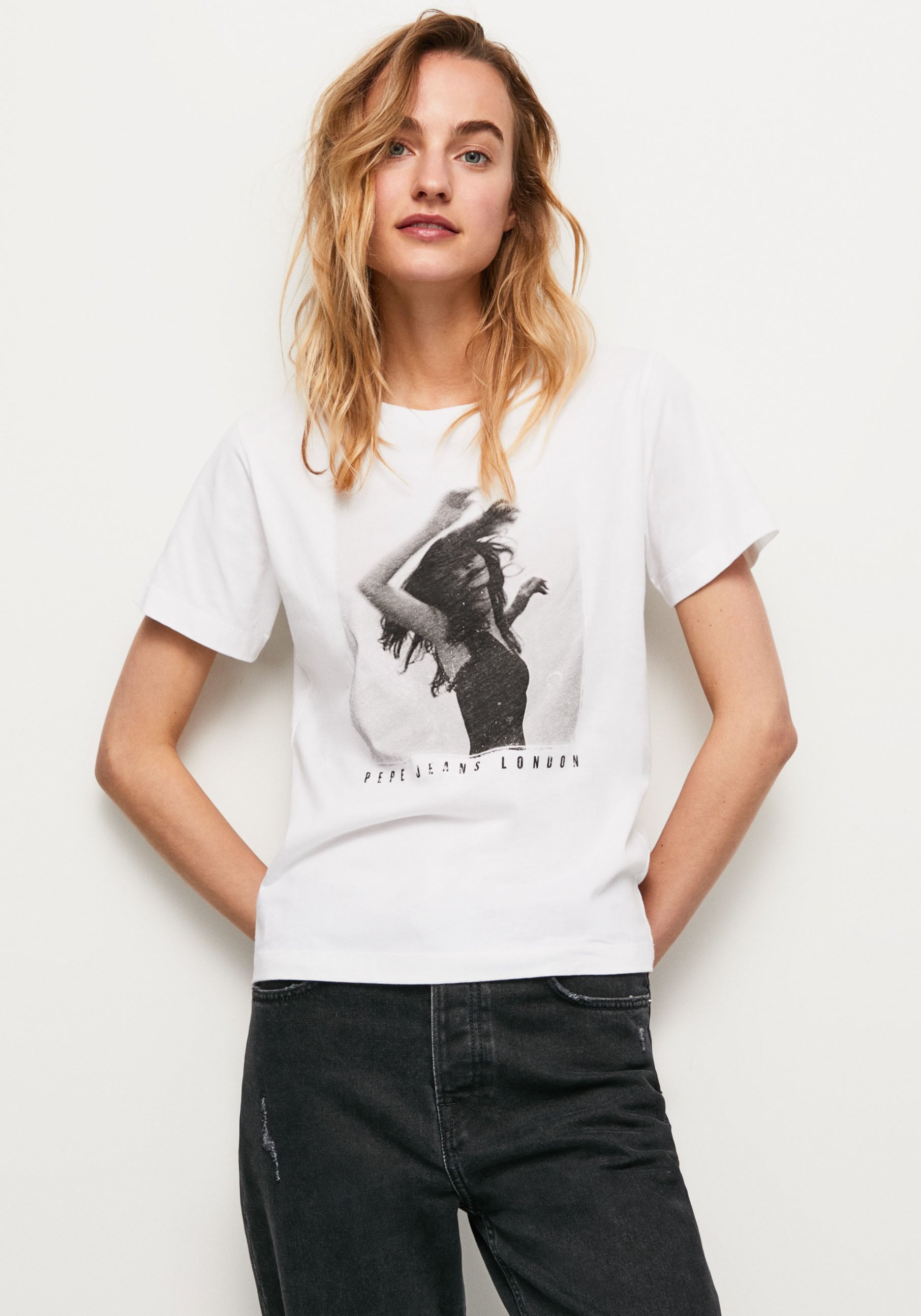 Pepe Jeans T-Shirt »SONYA«, in Frontprint Schweiz bei kaufen tollem markentypischem mit Jelmoli-Versand und online Passform figurbetonter