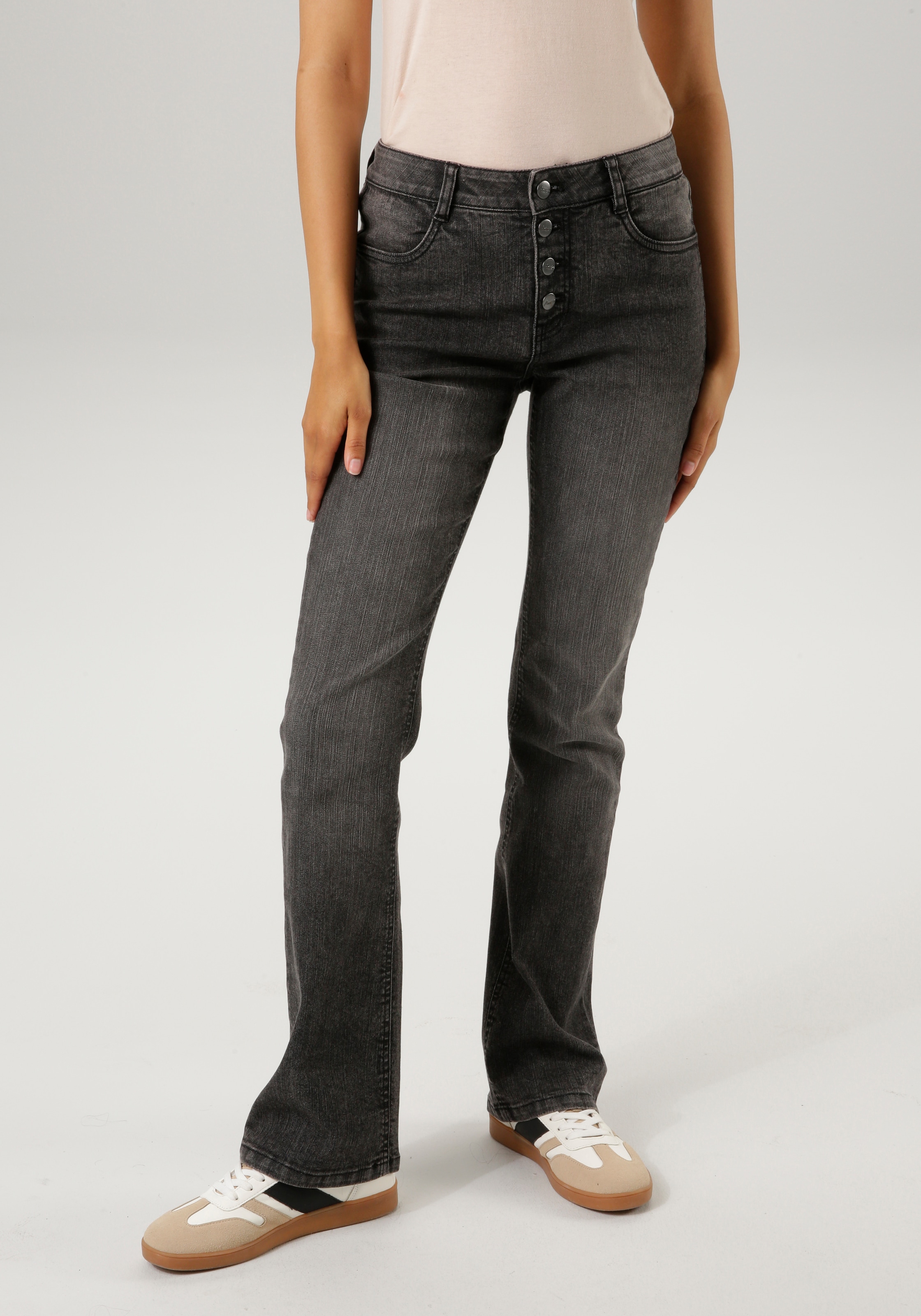 Aniston CASUAL Bootcut-Jeans, mit dekorativem Knopfverschluss