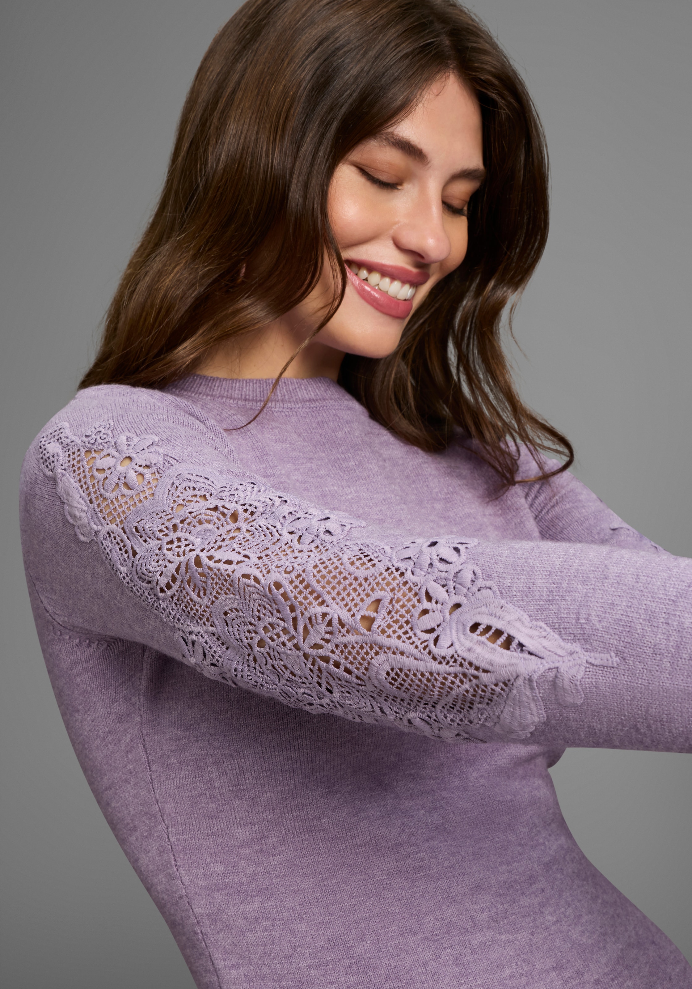 Laura Scott Strickkleid, mit besonderem Spitzendetail