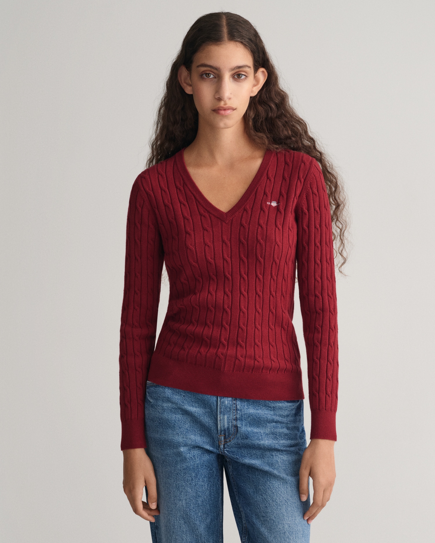 Strickpullover »STRETCH COTTON CABLE V-NECK«, mit Logostickerei auf der Brust