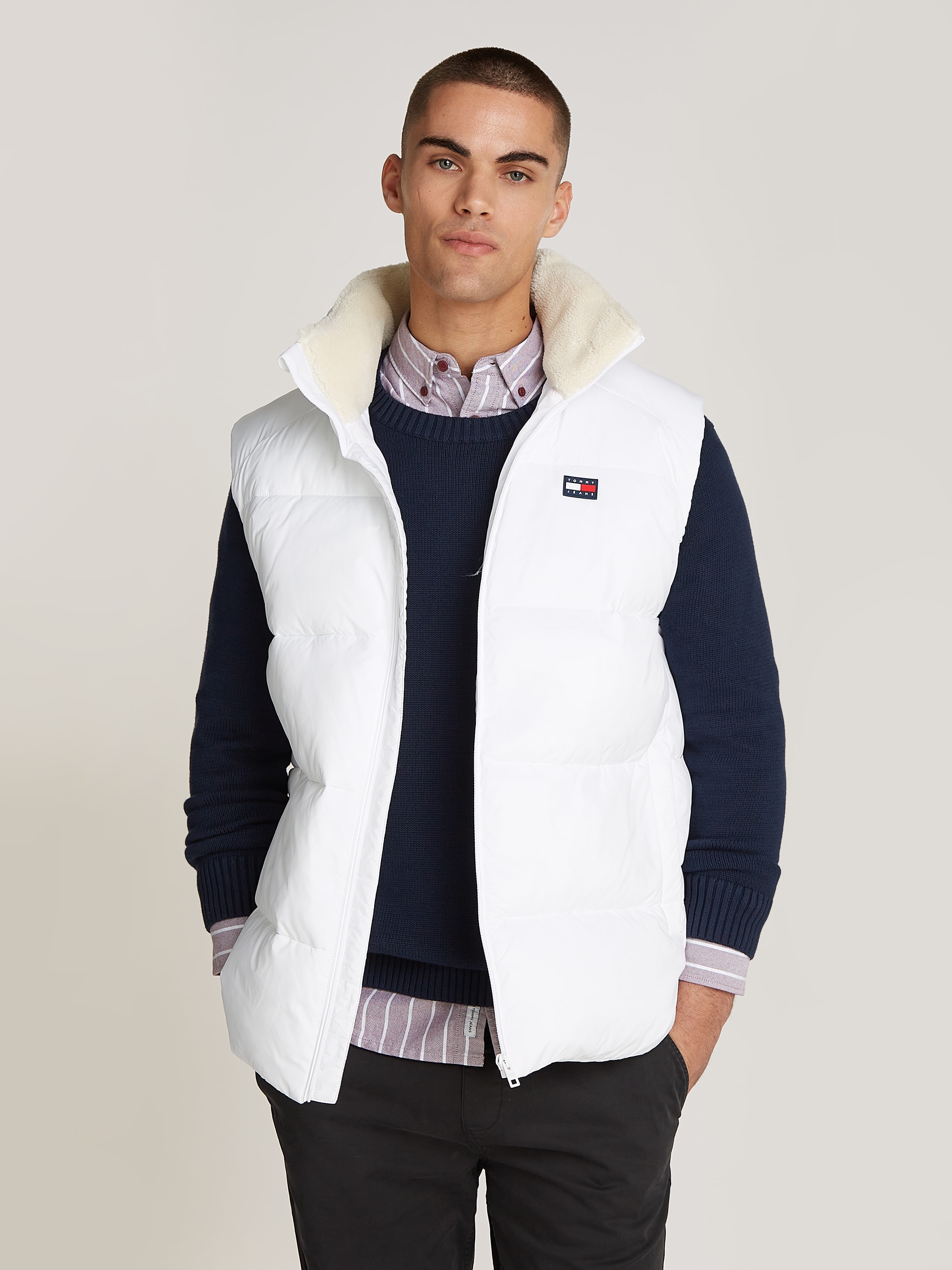 Tommy Jeans Steppweste »TJM POLY PUFFER VEST«, Kragen mit Fleece gefüttert, Markenlogo auf Brusthöhe