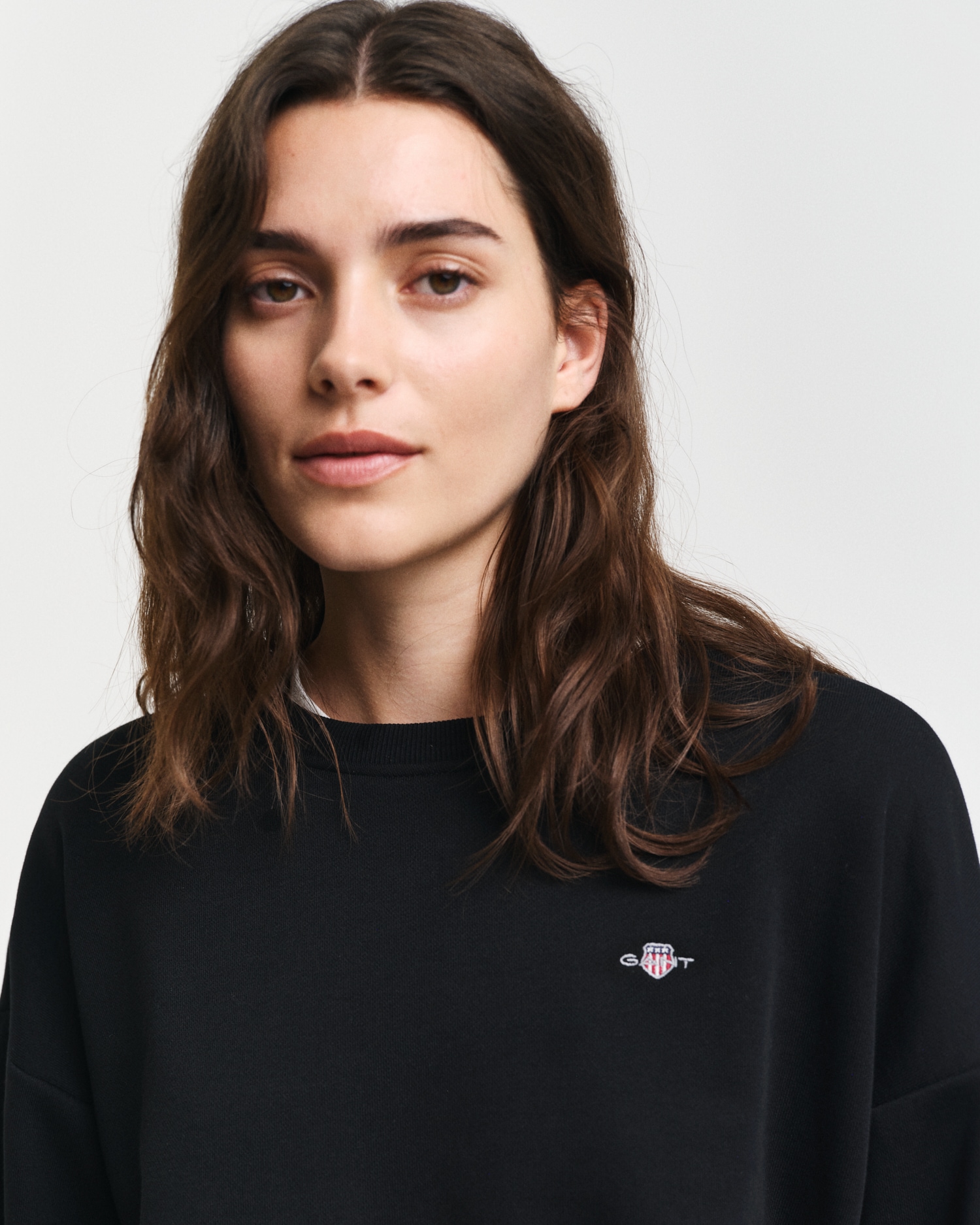 Gant Sweatshirt »SHIELD C-NECK SWEAT«, Grafische GANT-Stickerei auf der Brust